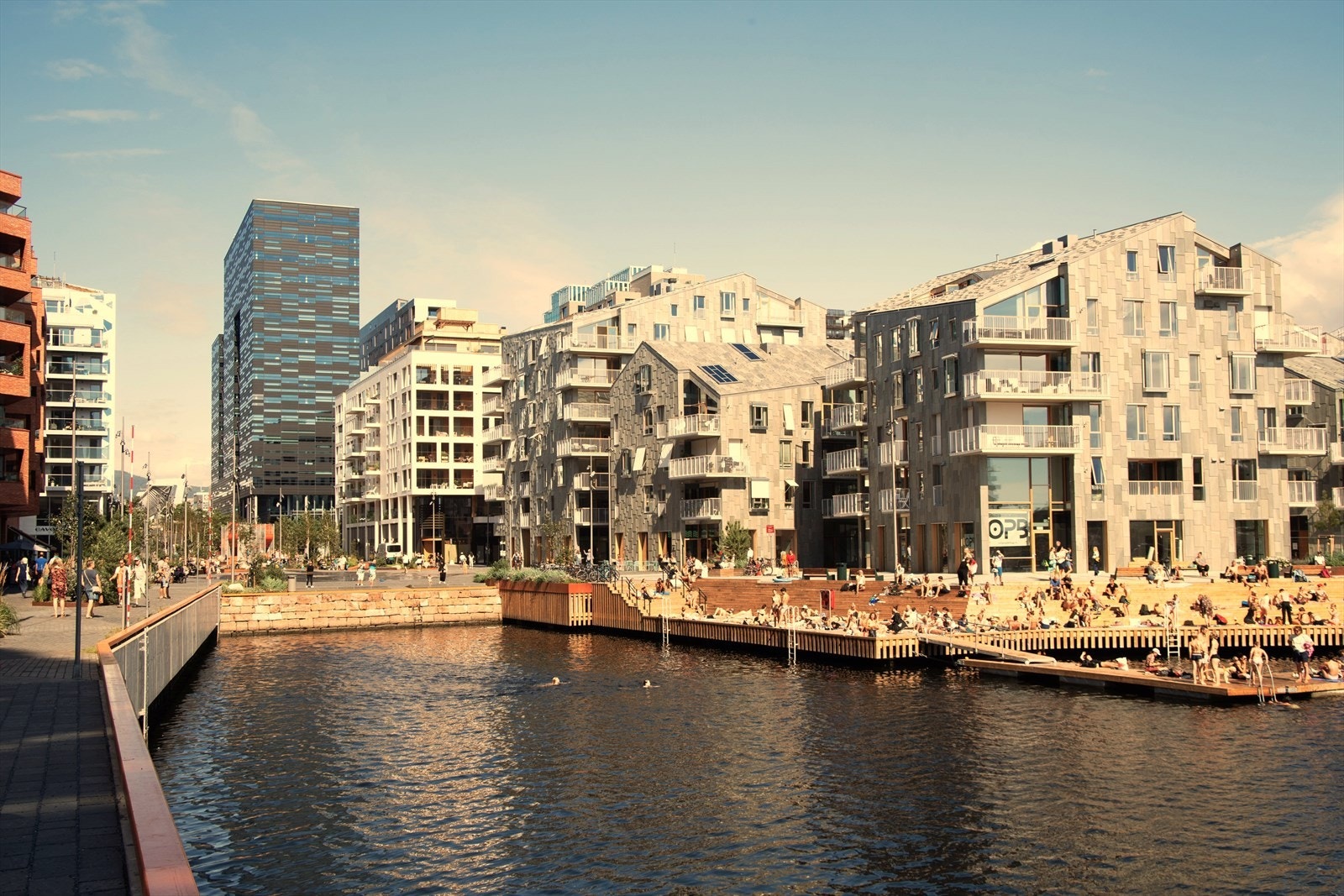 Munch brygge og Oslobukta byr på bading, flott arkitektur samt spennende kultur- og matopplevelser. Galleribilde