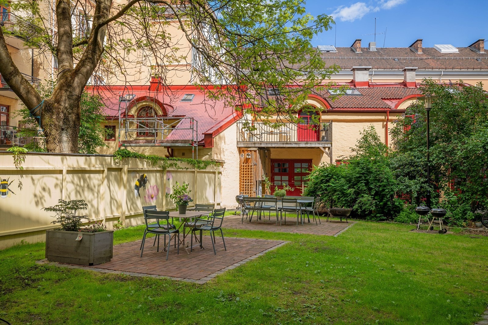 Det felles gårdsrommet er pent opparbeidet med flere sittegrupper. Her kan du nyte varme sommerdager med gode venner og trivelige naboer! Galleribilde