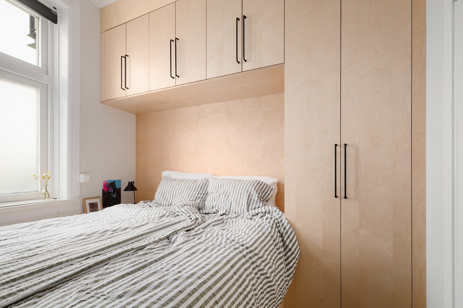 Den gode takhøyden er godt utnyttet med plassbygget skapinnredning både langs veggen og i høyden. Galleribilde