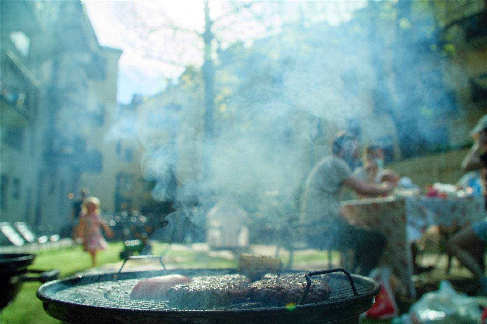 Det er et sosialt og hyggelig miljø med felles grillmåltider og barn som leker sammen i bakgården. Galleribilde
