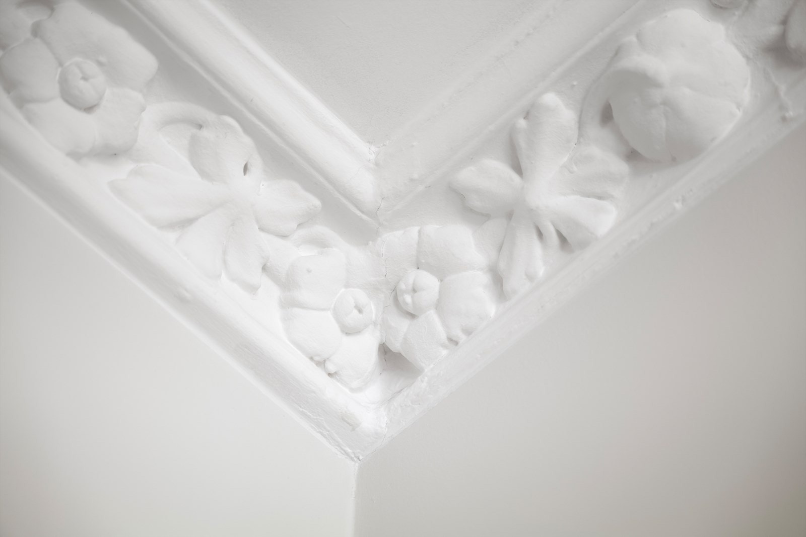 Den originale stukkaturen er bevart og skaper en flott ramme rundt rommet. Galleribilde