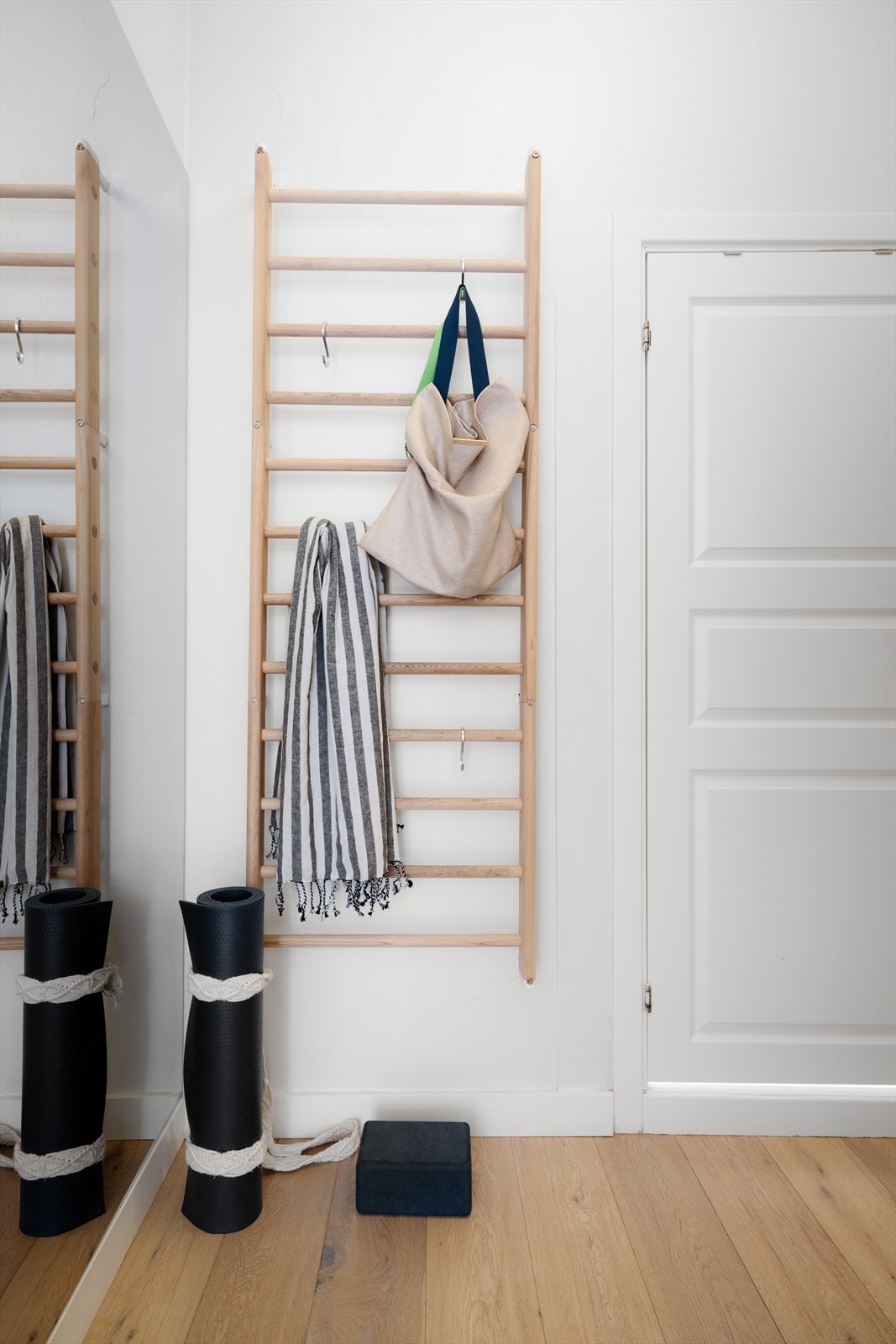 Ribbeveggene er brukt til både lek, trening og tørking av klær:-) Galleribilde