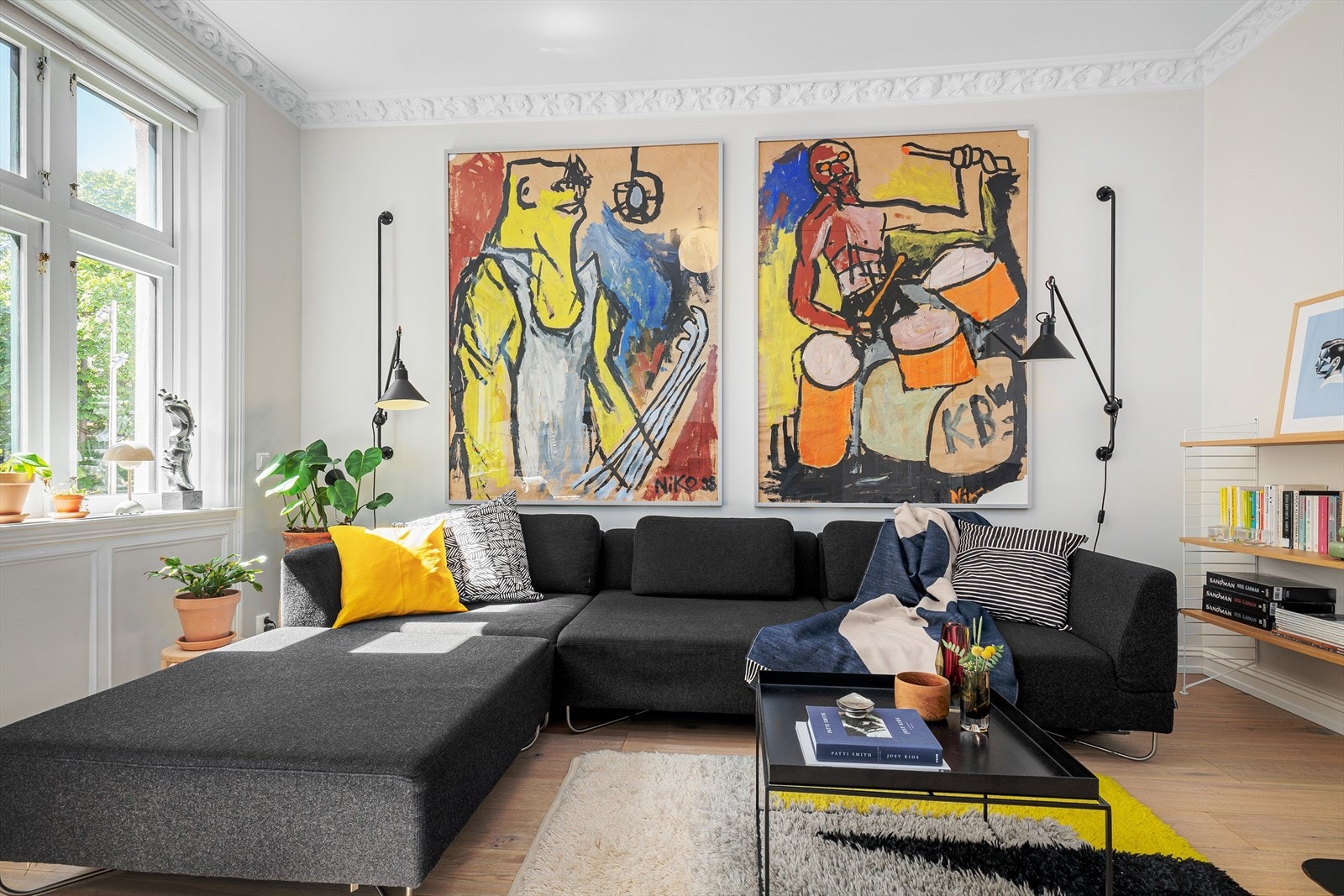 Her kan du innrede med en stor loungesofa, i tillegg til flere oppbevaringsmøbler langs veggflatene. Takhøyden er 2,81m. Galleribilde