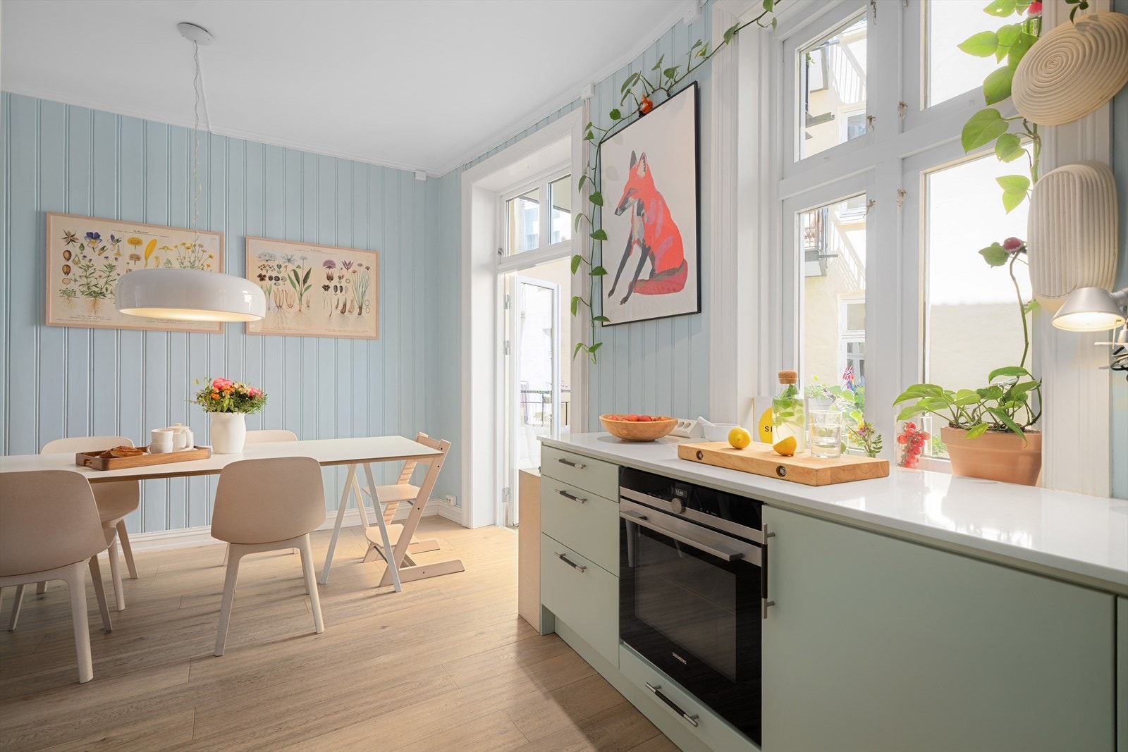 Lett å se for seg hyggelige frokost- og middagsstunder i disse harmoniske omgivelsene. Galleribilde