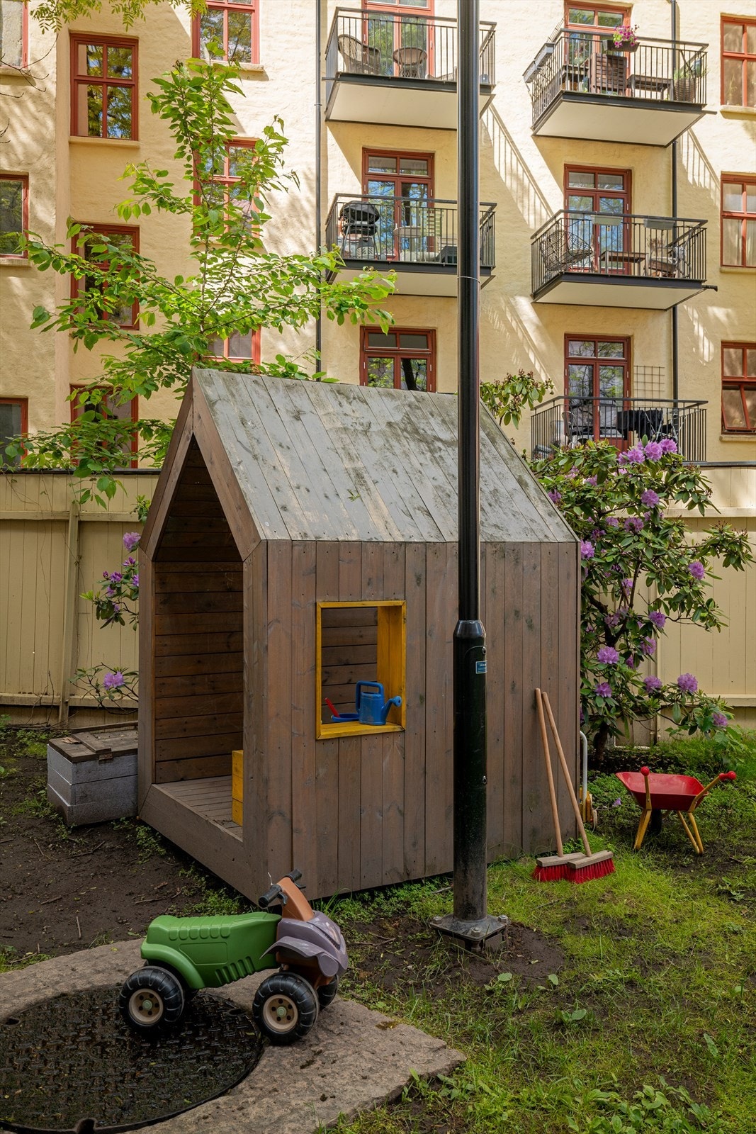 Barna kan leke i trygge og skjermede omgivelser. Galleribilde