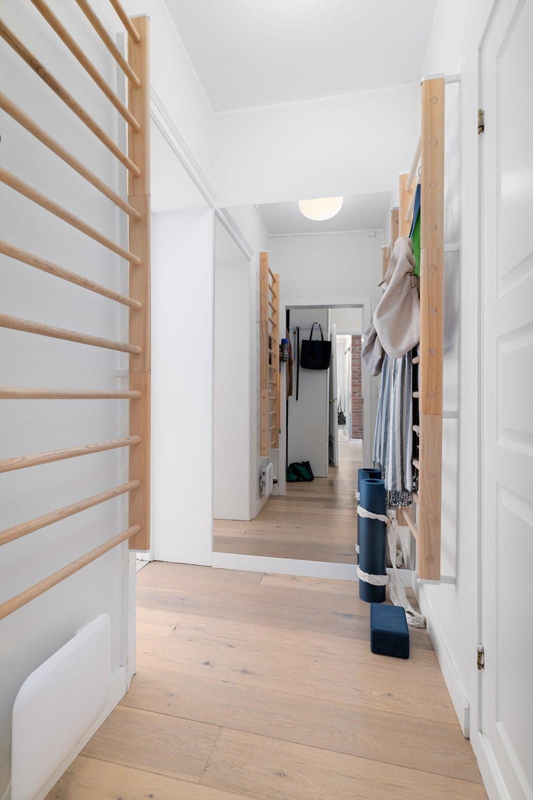 Leilighetens to soverom og badet ligger behagelig tilbaketrukket fra de sosiale sonene. Galleribilde