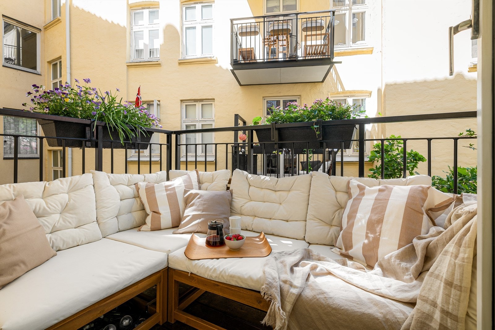 Ute på balkongen kan du lage din egen grønne oase, og nyte rolige stunder alene eller i selskap med gode venner! Galleribilde