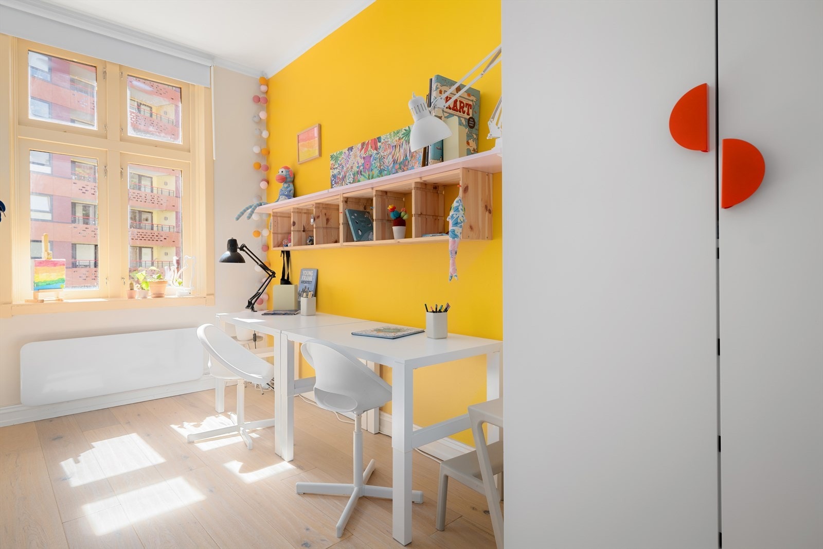 Rommet er malt i en nøytral basefarge, men med en gul kontrastvegg som gir deg herlige lengsler til sol og sommer. Galleribilde