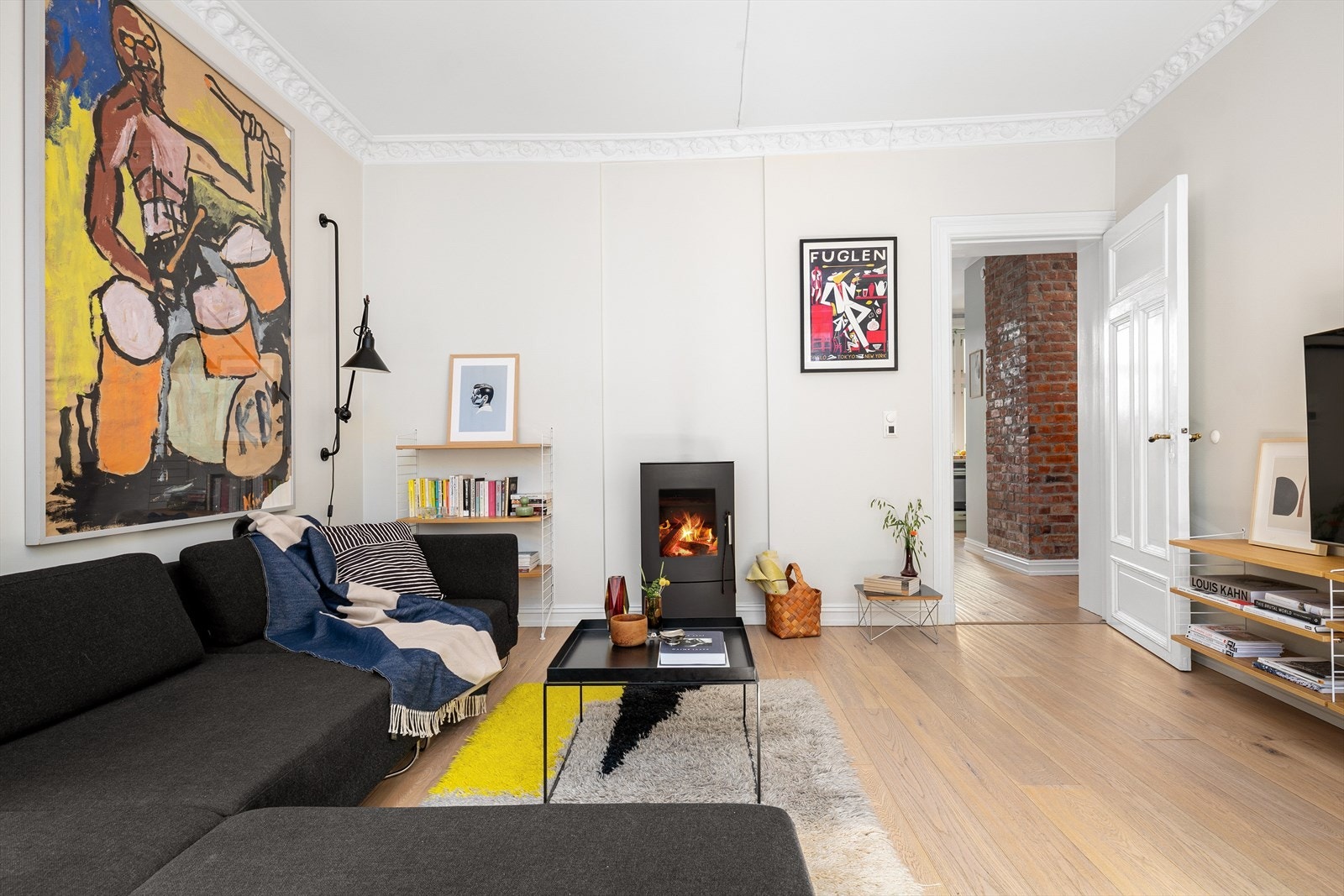 " Vi elsker sonene i leiligheten! At kjøkken og stue har hver sin sone, men allikevel henger sammen. Og at soverommene og badet er én sone som vi enkelt kan holde adskilt takket være dørene." Galleribilde