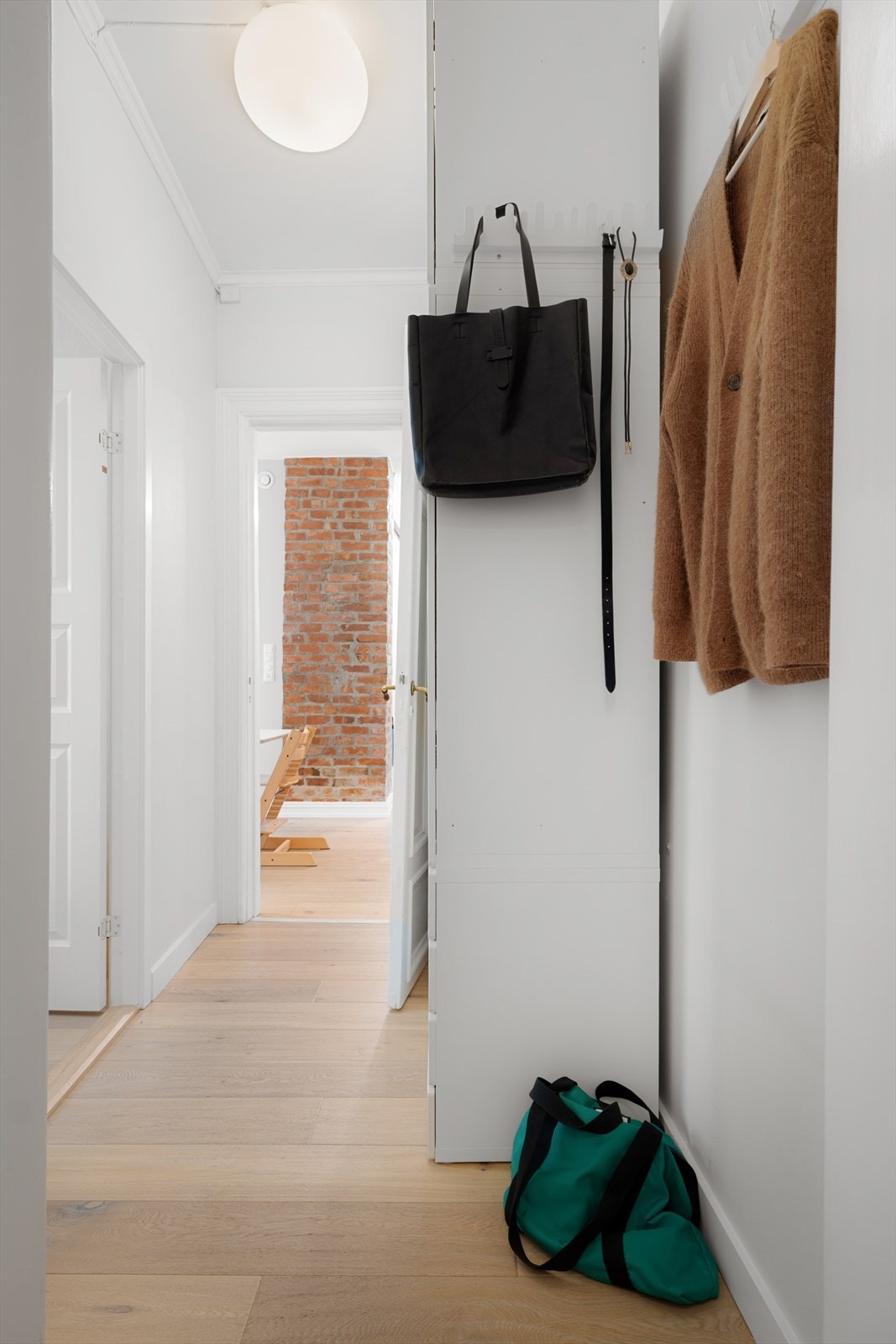 Mellomgangen som leder til soverommene er smart innredet med god oppbevaringsplass i garderobeskap. Galleribilde