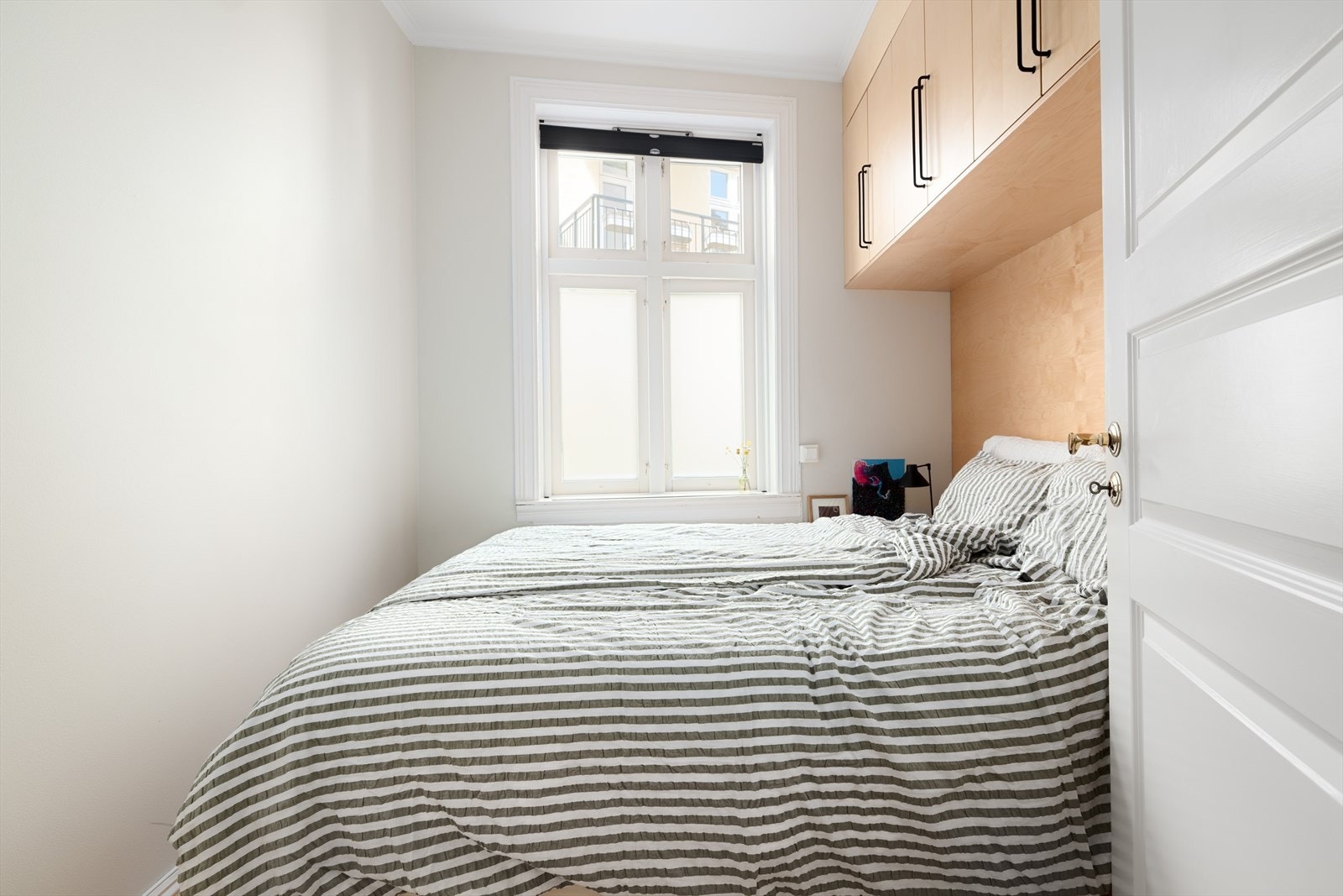 Soverom 1 - Veggflatene er malt i en gylden hvit farge med grønne undertoner, og skaper en harmonisk stemning i rommet. Galleribilde