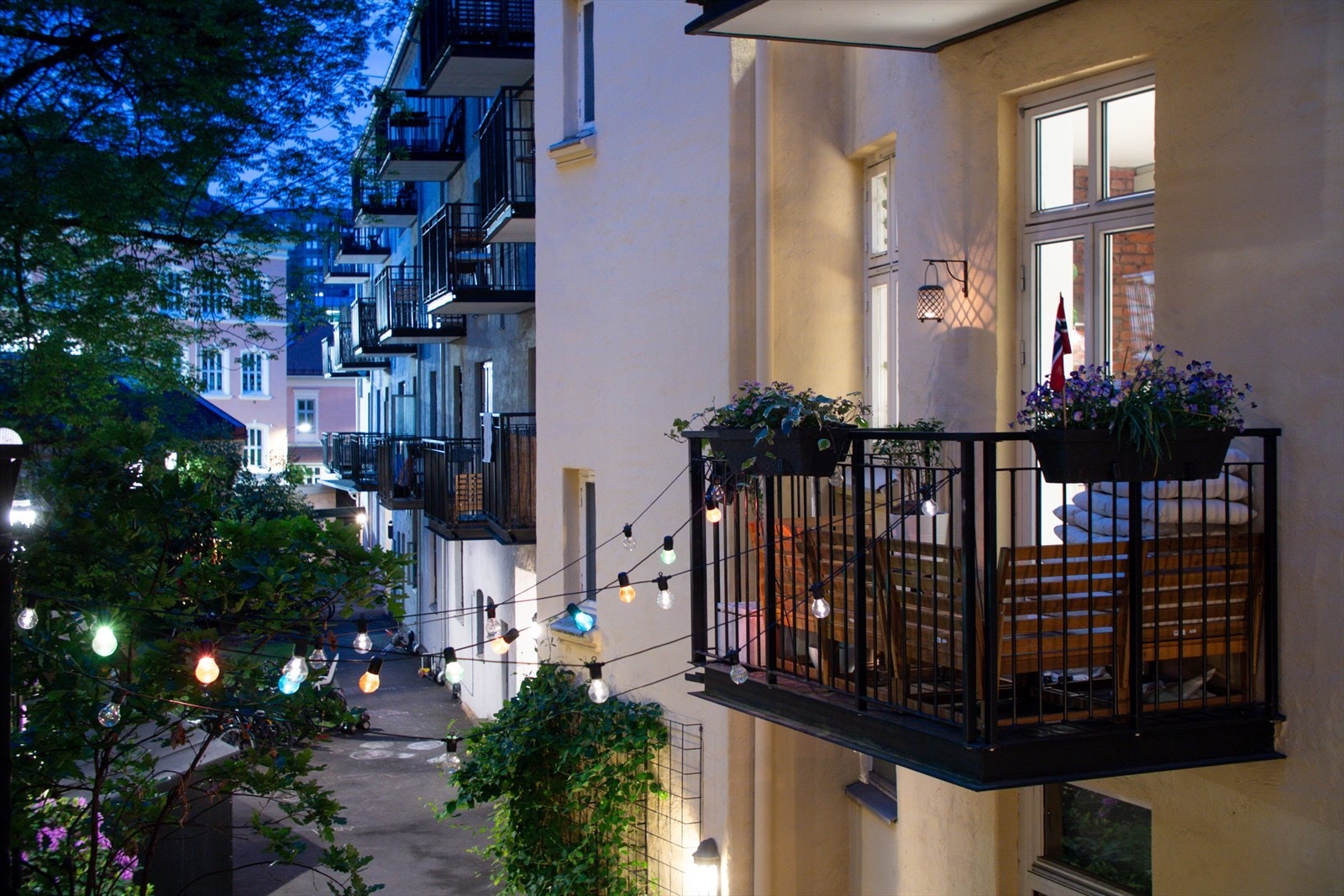 Stemningsbilde av balkongen og bakgården. Galleribilde