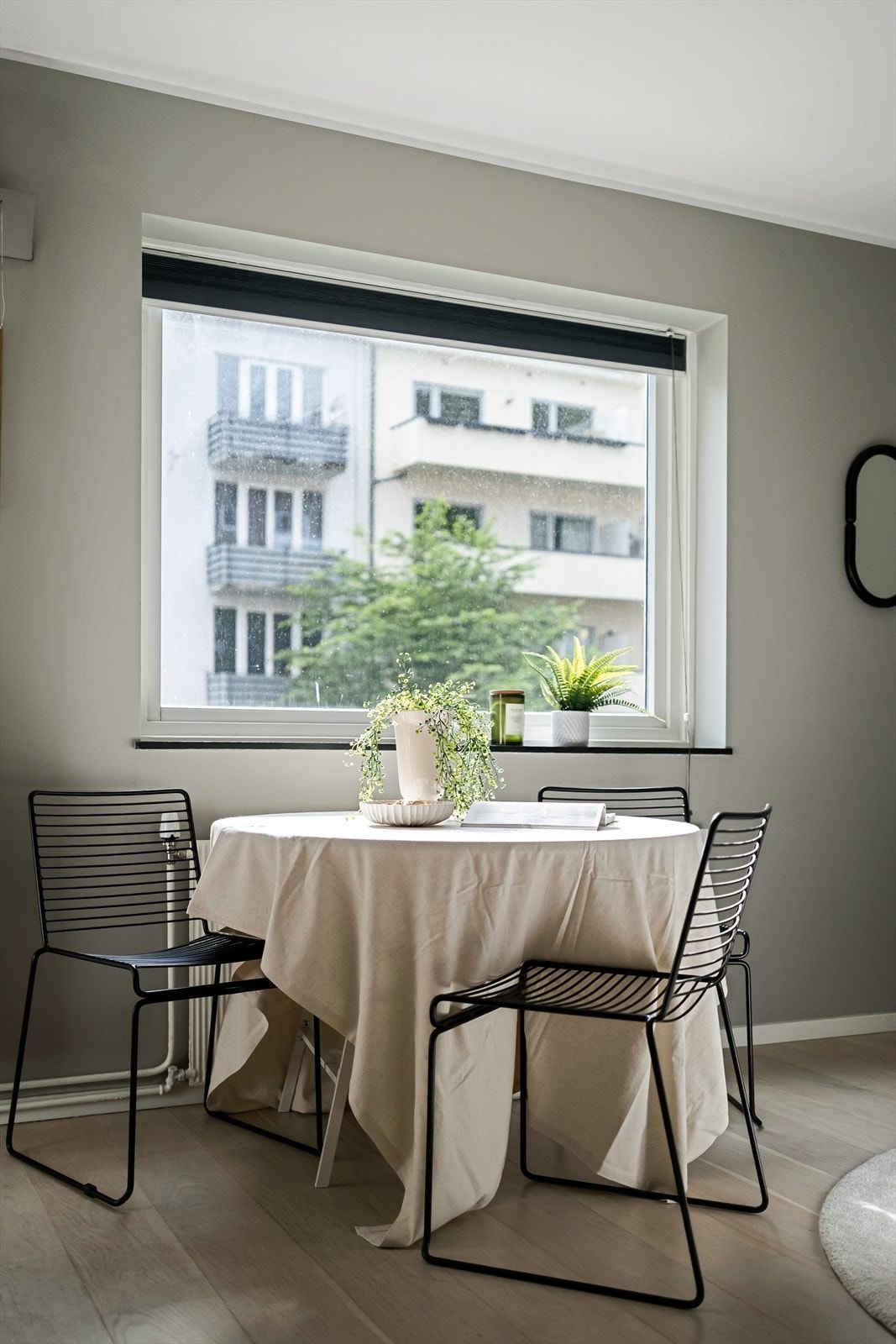 Store vindusflater som gir rikelig med luft og lys. Galleribilde