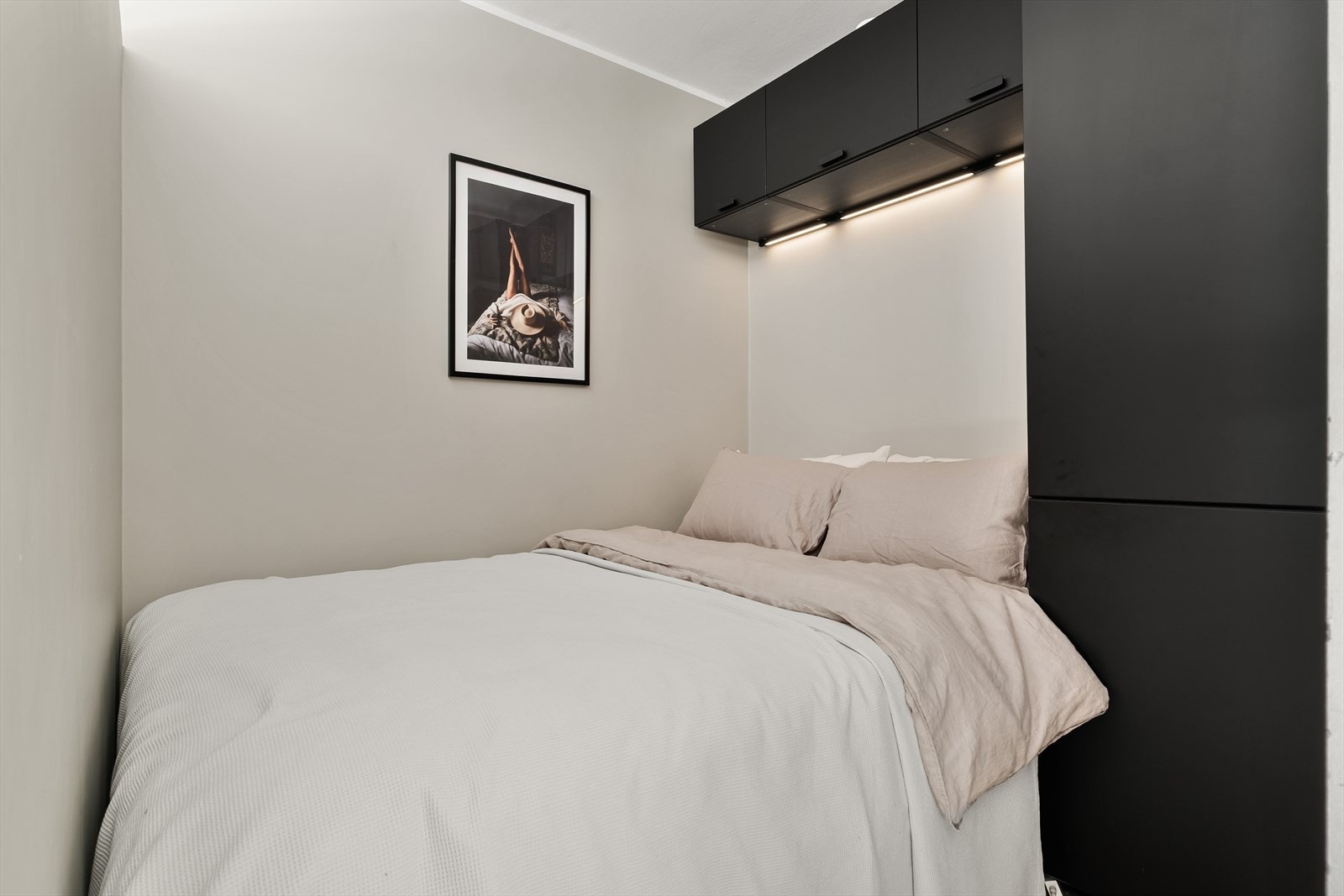 Det er også en praktisk alkove hvor det er plass til 150 cm seng og smarte garderobeløsninger. Galleribilde