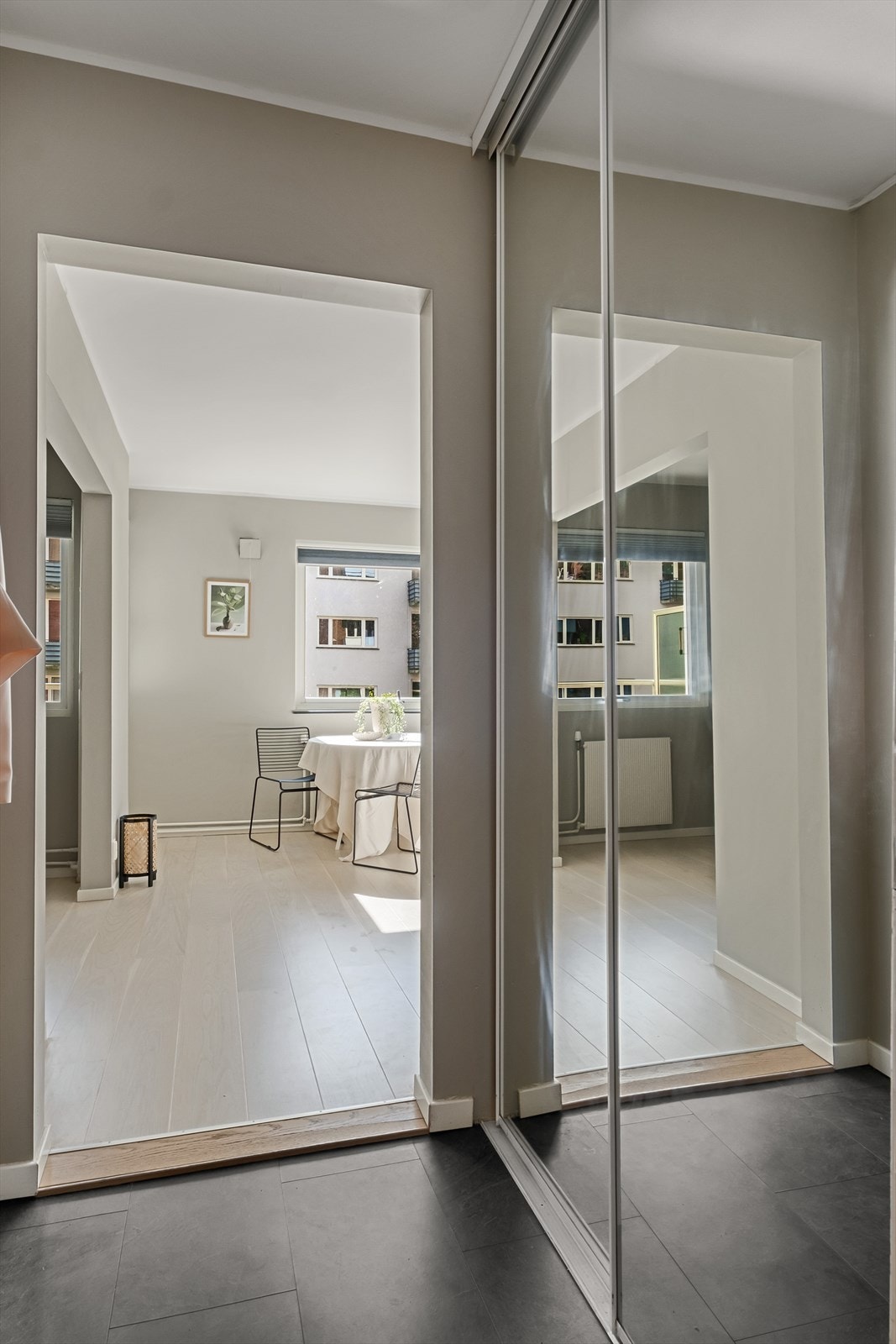 God plass til sko og yttertøy i skyvedørsgarderobe med speildører. Galleribilde