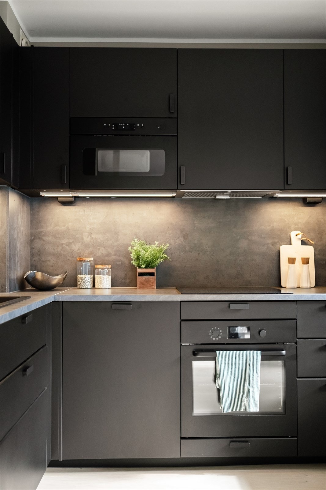 Av hvitevarer er det integrert oppvaskmaskin, platetopp, micro og stekeovn. Galleribilde