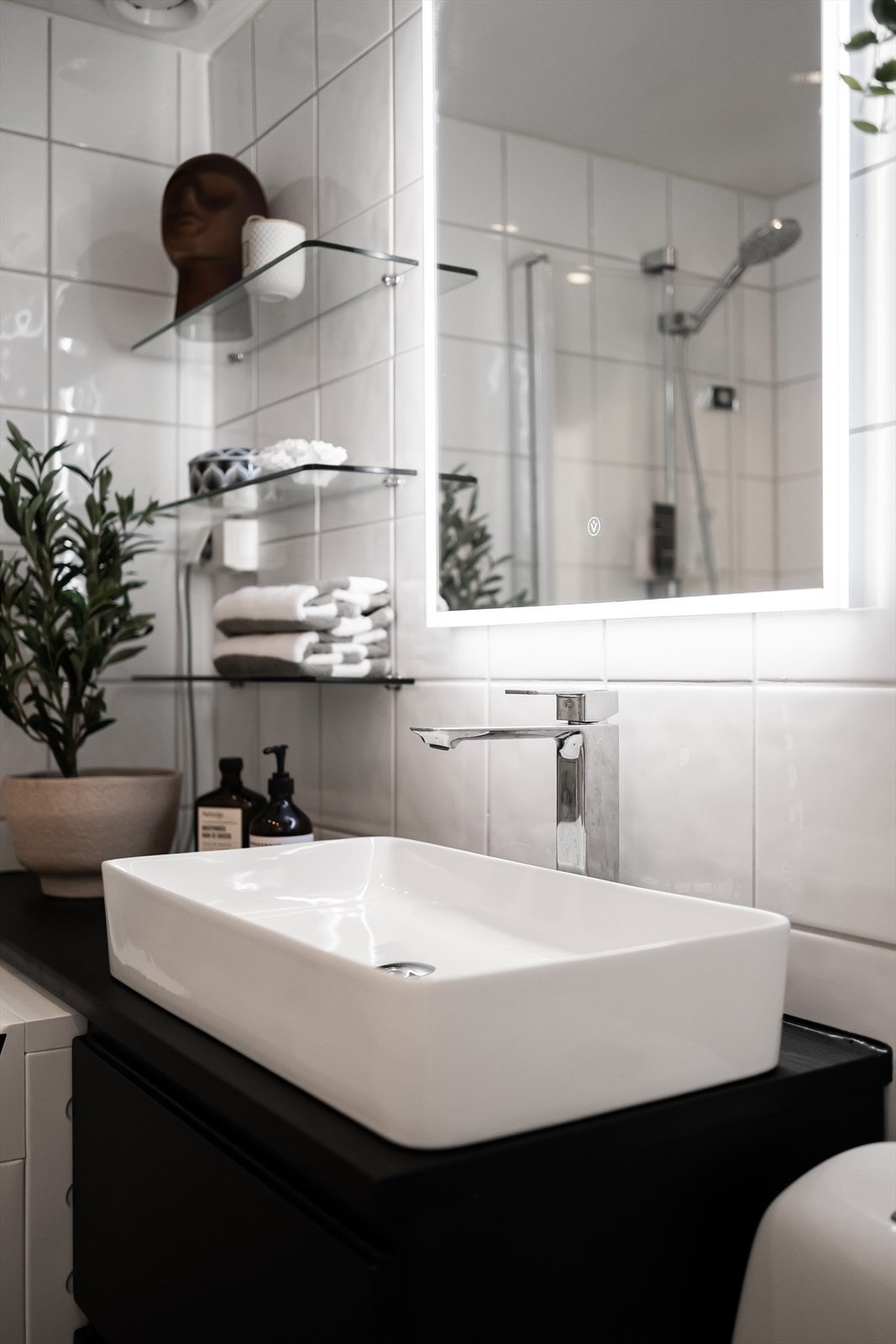 Baderommet er innredet med toalett, servant på innredning og dusjhjørne med svingbare foldedører. Opplegg for vaskemaskin. Mekanisk avtrekk. Galleribilde