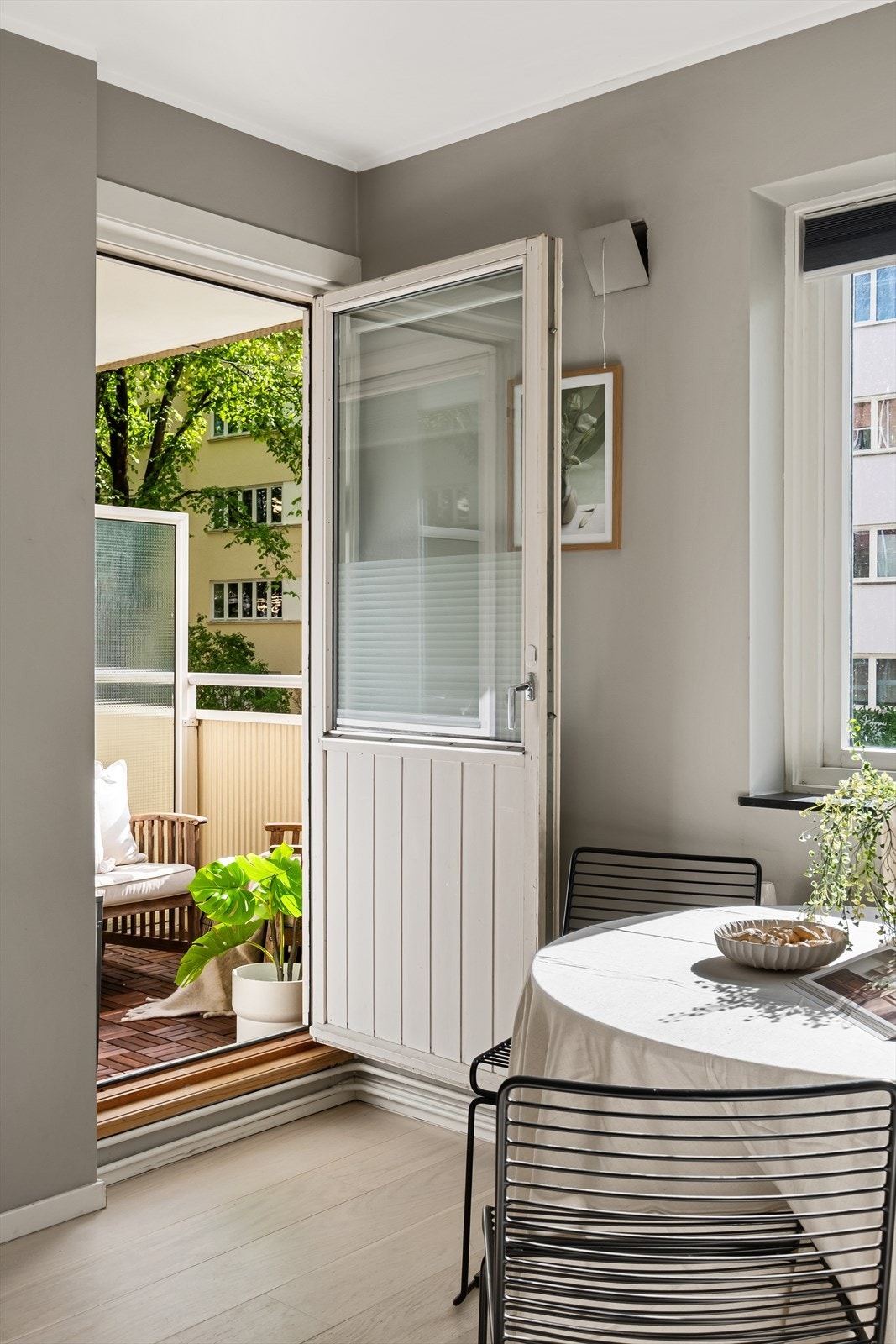 Utgang til balkong fra stuen. Galleribilde