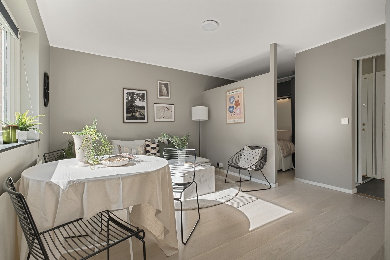 I stuen er det plass til sofaseksjon med tilhørende møblement, TV-benk og spisebord. Galleribilde