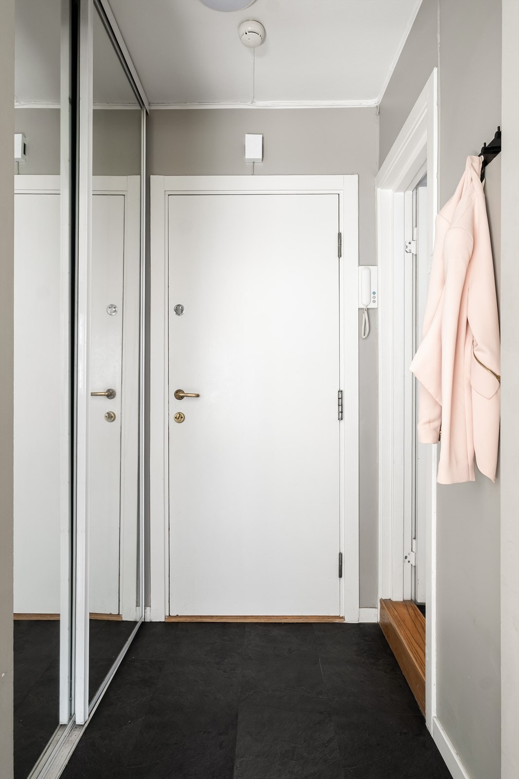 Velkommen inn! En lys og innbydende entré som gir et godt førsteinntrykk av leiligheten. Galleribilde