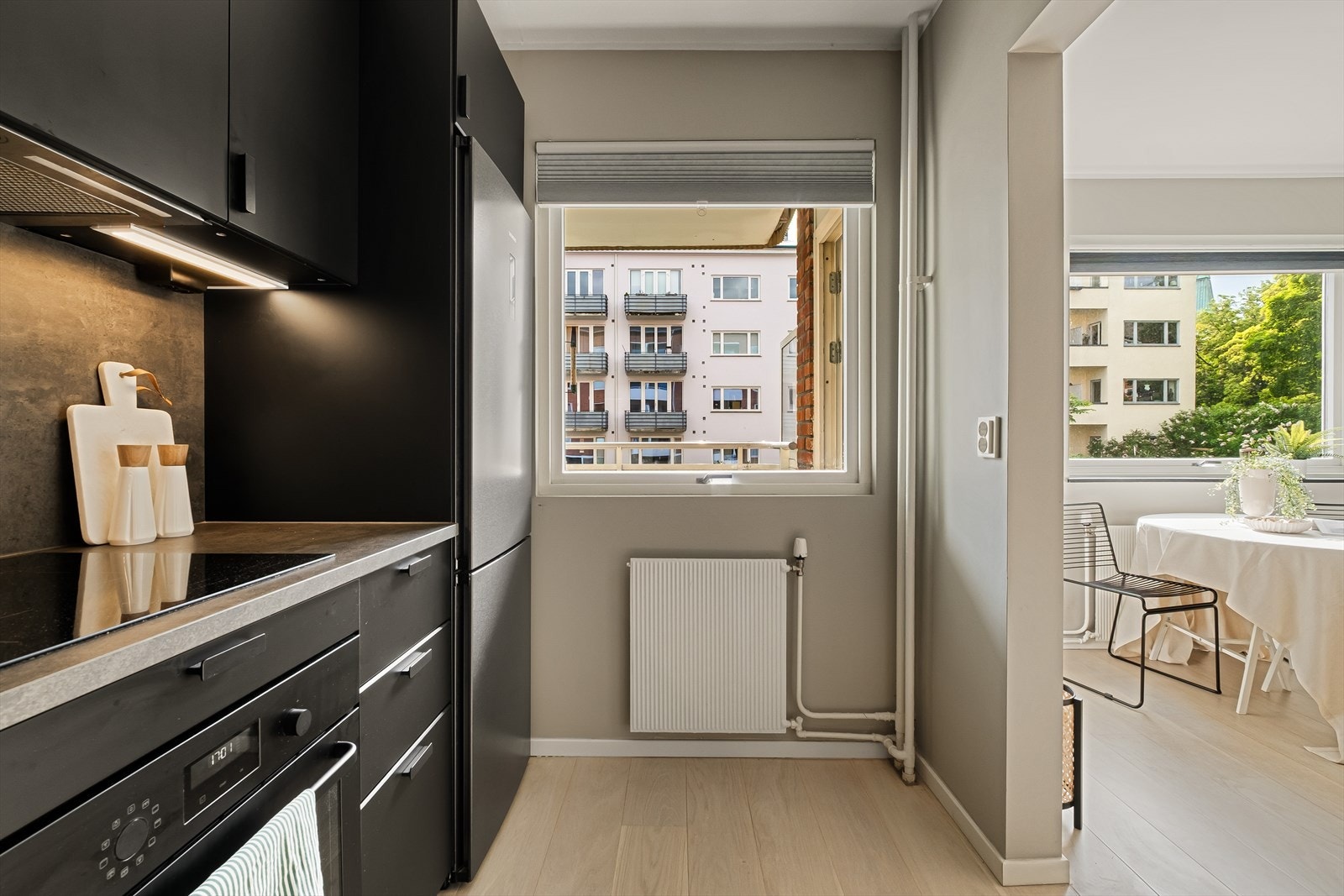 Det er montert vannstoppsystem og komfyrvakt. Avtrekk via sentralt avtrekksanlegg i bygget. Galleribilde