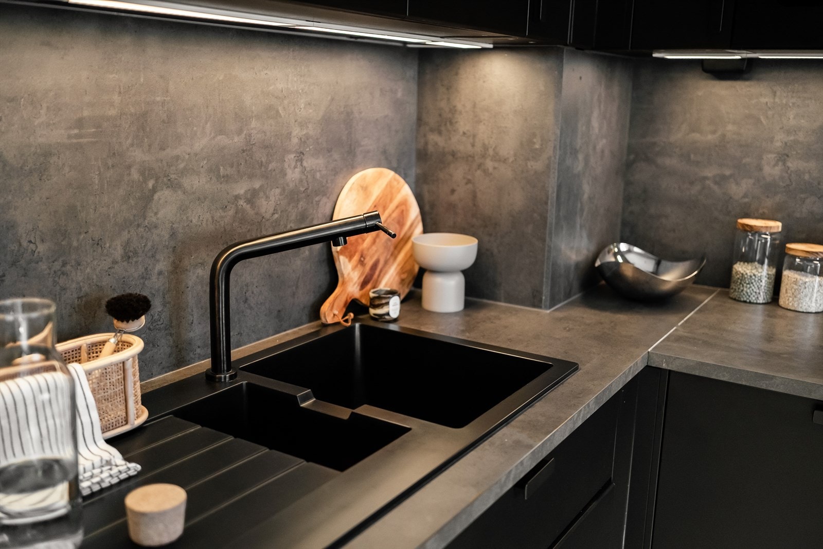 Kjøkkeninnredning med glatte fronter og laminat benkeplate med nedfelt vaskekum. Galleribilde