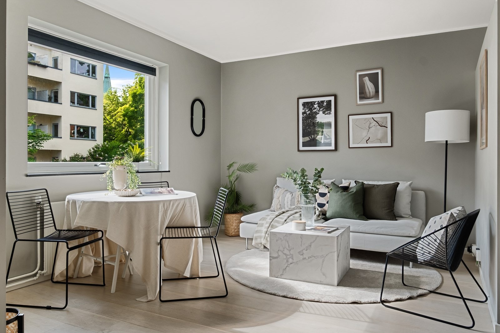 Perfekt for deg som ønsker et bredt utvalg av kollektivmuligheter, matbutikker, treningssenter, spisesteder og shopping i umiddelbar nærhet! Galleribilde