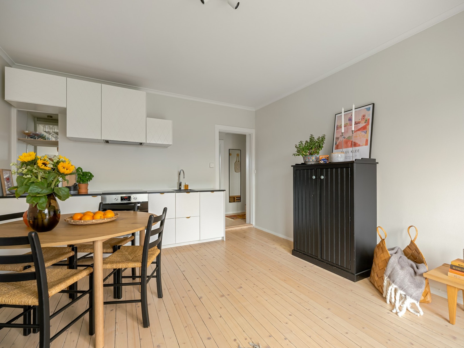 Selv om kjøkkenet og stua deler rom er det god plass til spisebord her. Galleribilde