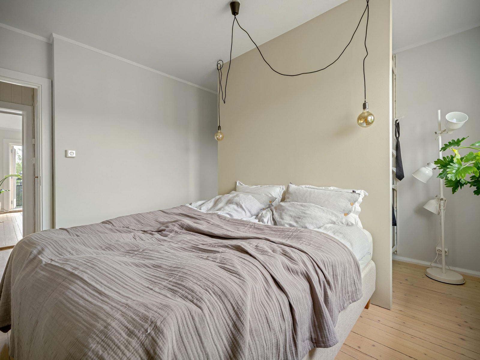 Supersmart løsning med garderobeplass bak sengen. Galleribilde