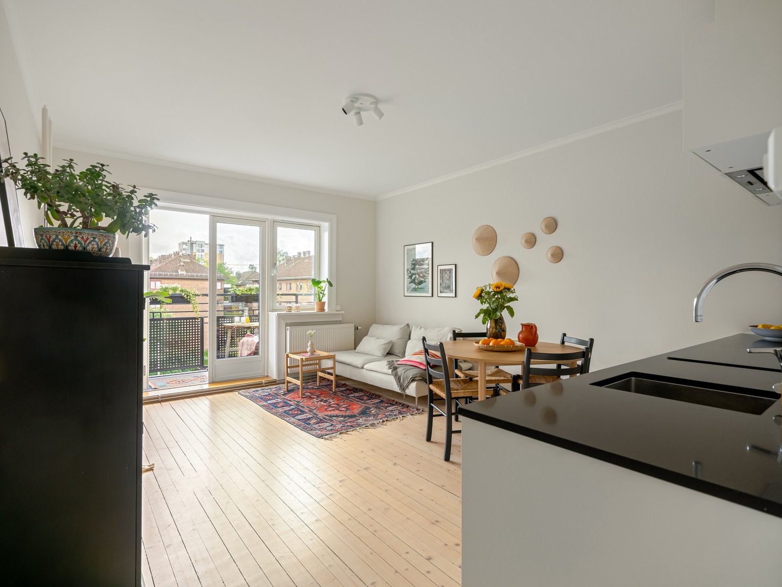 Stua og kjøkkenet er et stort, luftig rom. Galleribilde