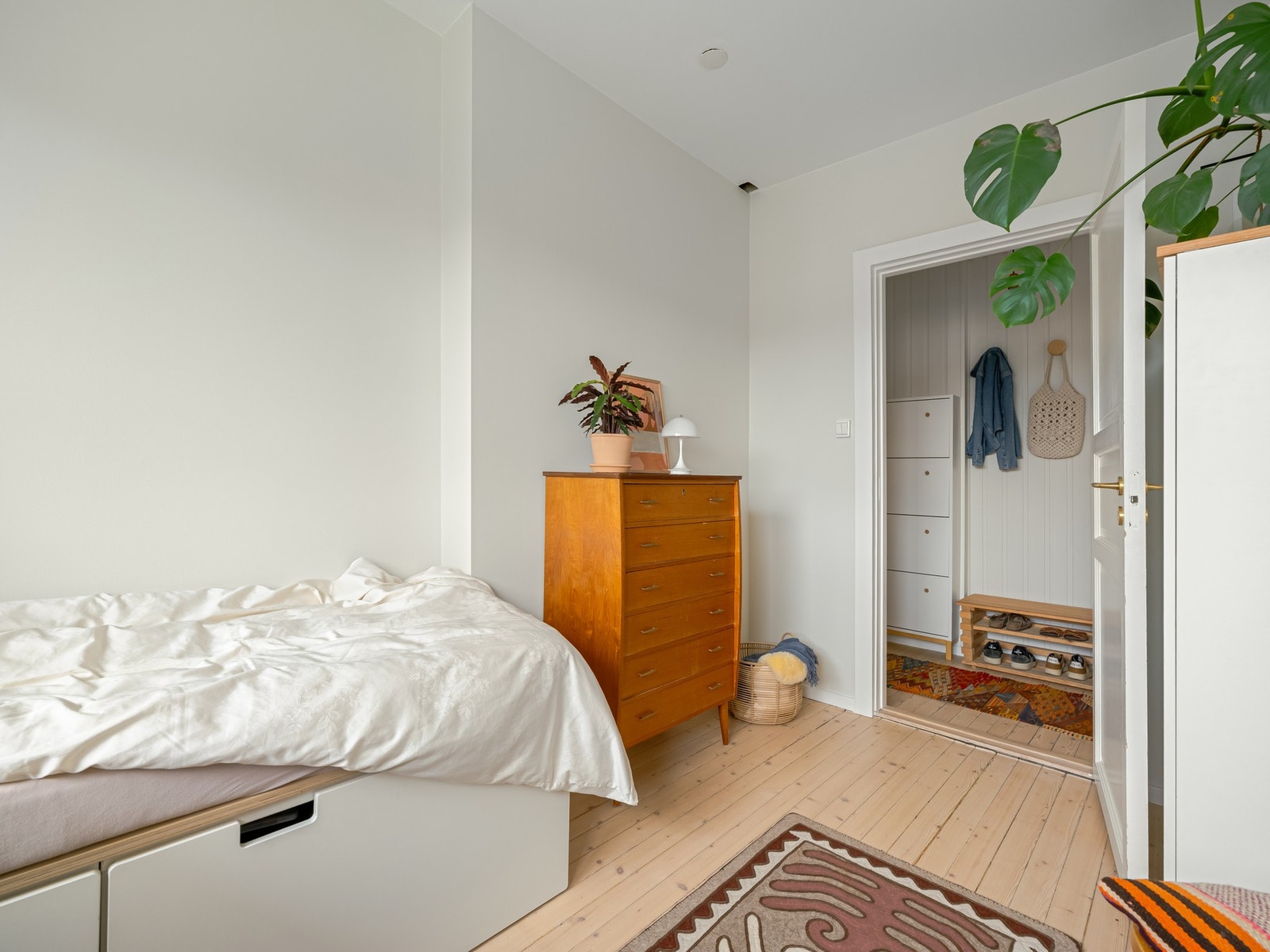 Sengen er forresten smart plassbygget, med skuffer stedet for bein. Galleribilde