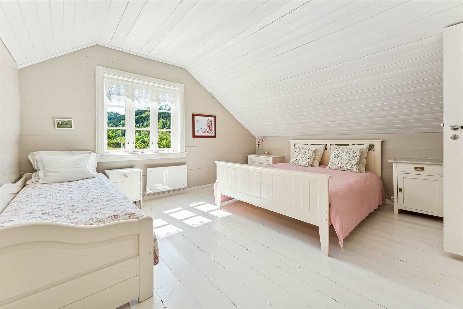Her kommer solen inn tidlig om morgenen Galleribilde