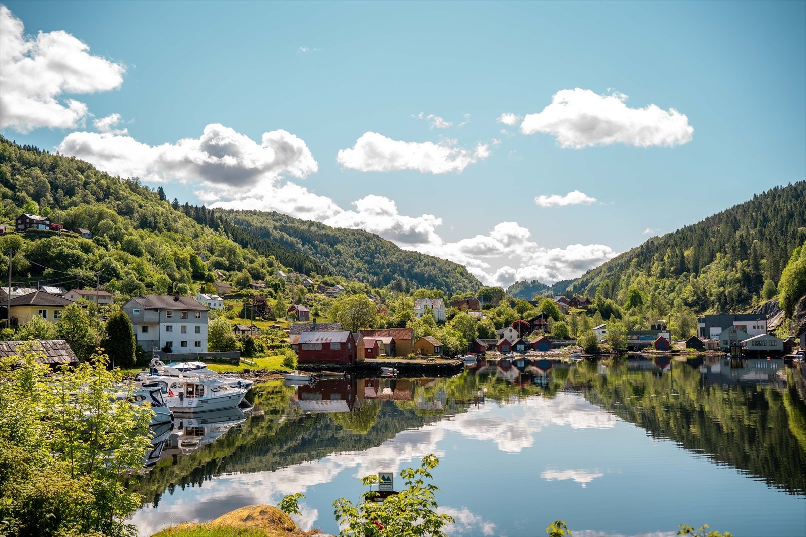 Sjeldent godt ivaretatt fritidsbolig med en fin og idyllisk beliggenhet i Hosanger i landlige omgivelser og med store grøntområder rundt Galleribilde