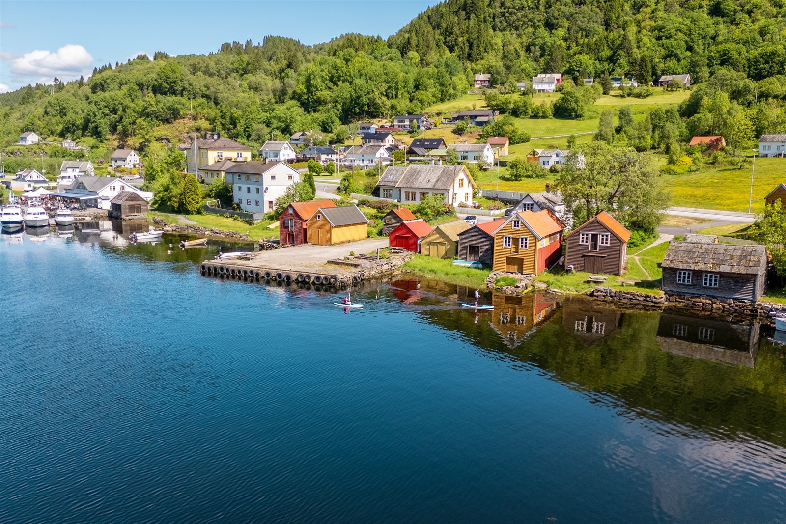 Nede ved kaien er det er et godt utstyrt bryggeanlegg som er hyppig besøkt av båtfolket gjennom hele sommersesongen Galleribilde
