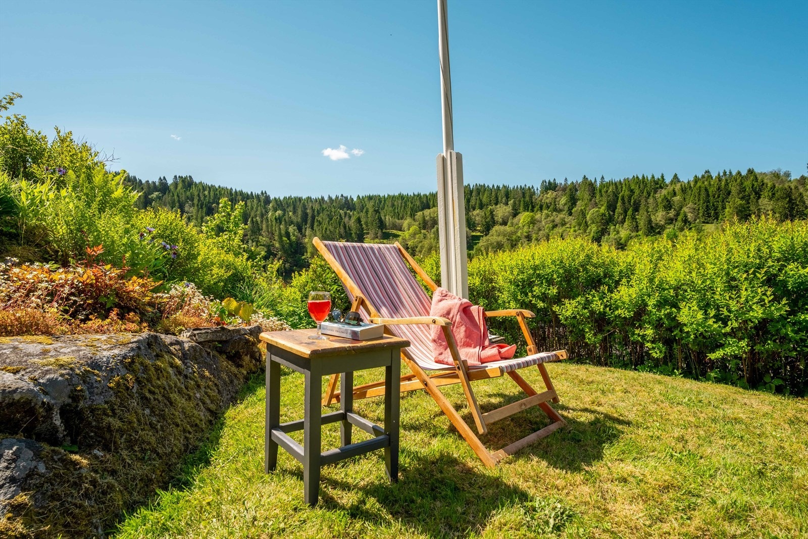 Plasseringen fint oppe i lien gir meget gode sol- og utsiktsforhold Galleribilde