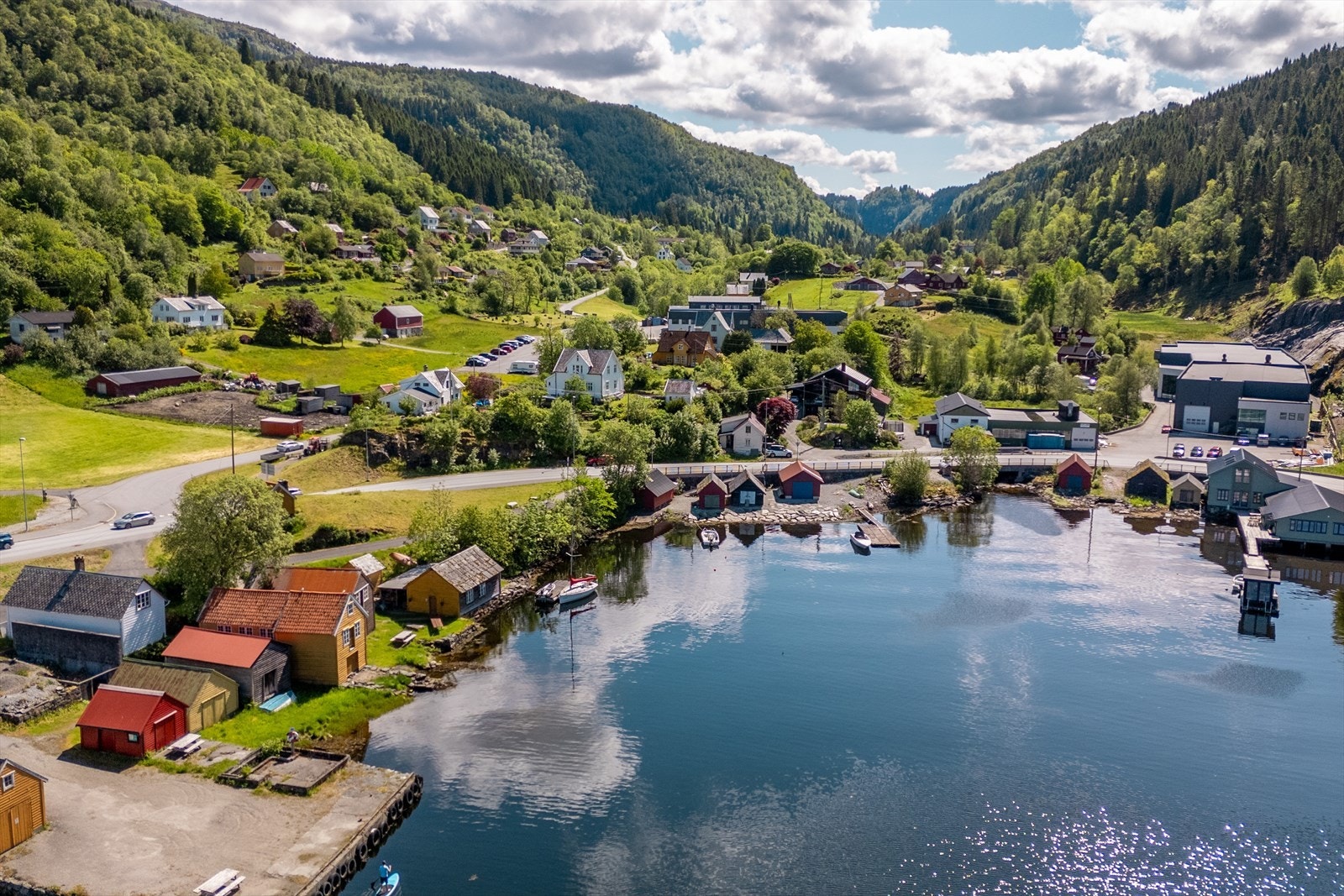 Ellers er det gode fiskemuligheter både i fjorden og i mange av Osterøys ferskvann Galleribilde