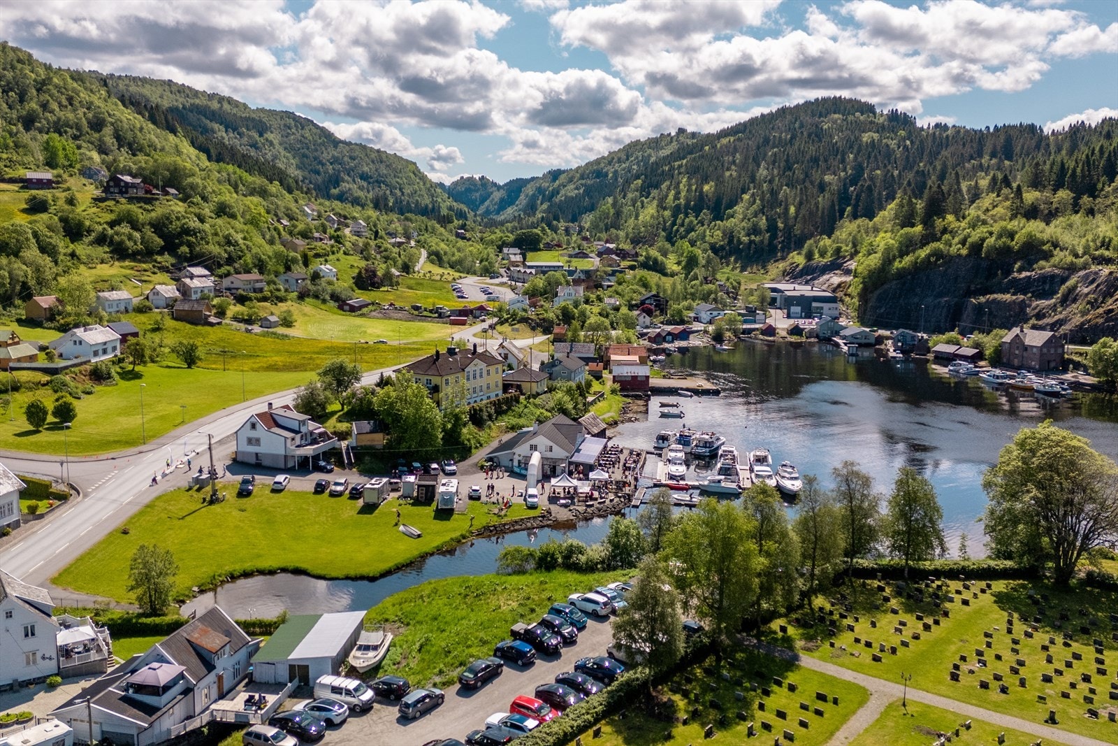 Hosanger, vanligvis kjent som Mjøsvågen, er en idyllisk bygd, med landhandleri, badeplass, kafe, pub, flytende badstu og nærhet både til Kossdalssvingene og flotte fjell Galleribilde