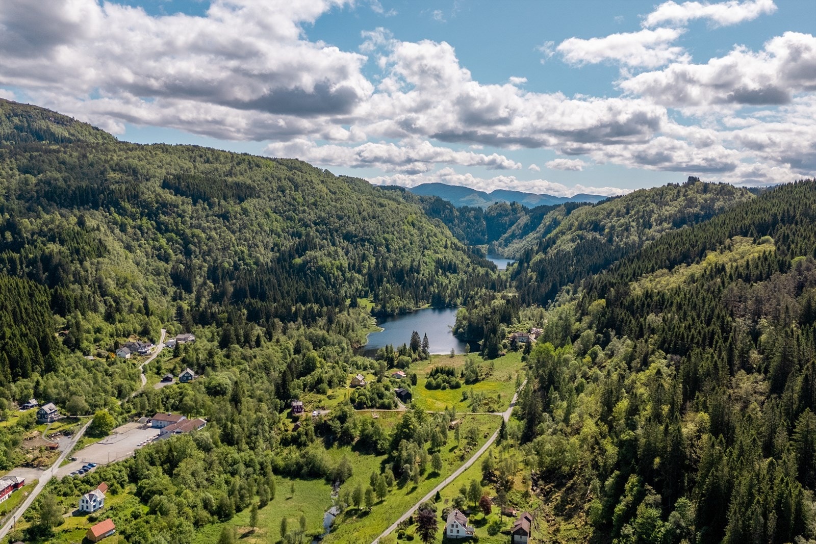 Det er flere flotte turterreng i nærområdet, der Kossdalssvingane rett oppe i dalen etter hvert har fått sin virale oppmerksomhet for sine 17 hårnålssvinger Galleribilde