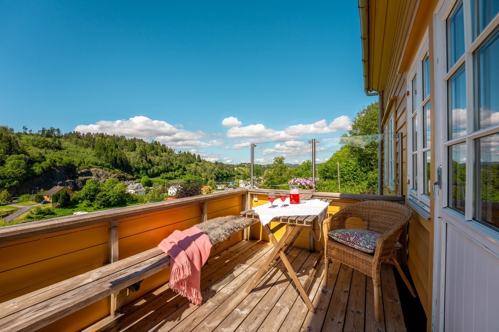 Fra den midterste stuen er det utgang til en fin terrasse Galleribilde