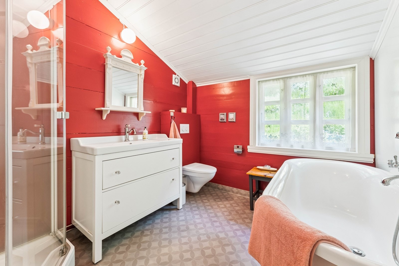 Badet inneholder både badekar og dusjkabinett samt veggmontert toalett Galleribilde