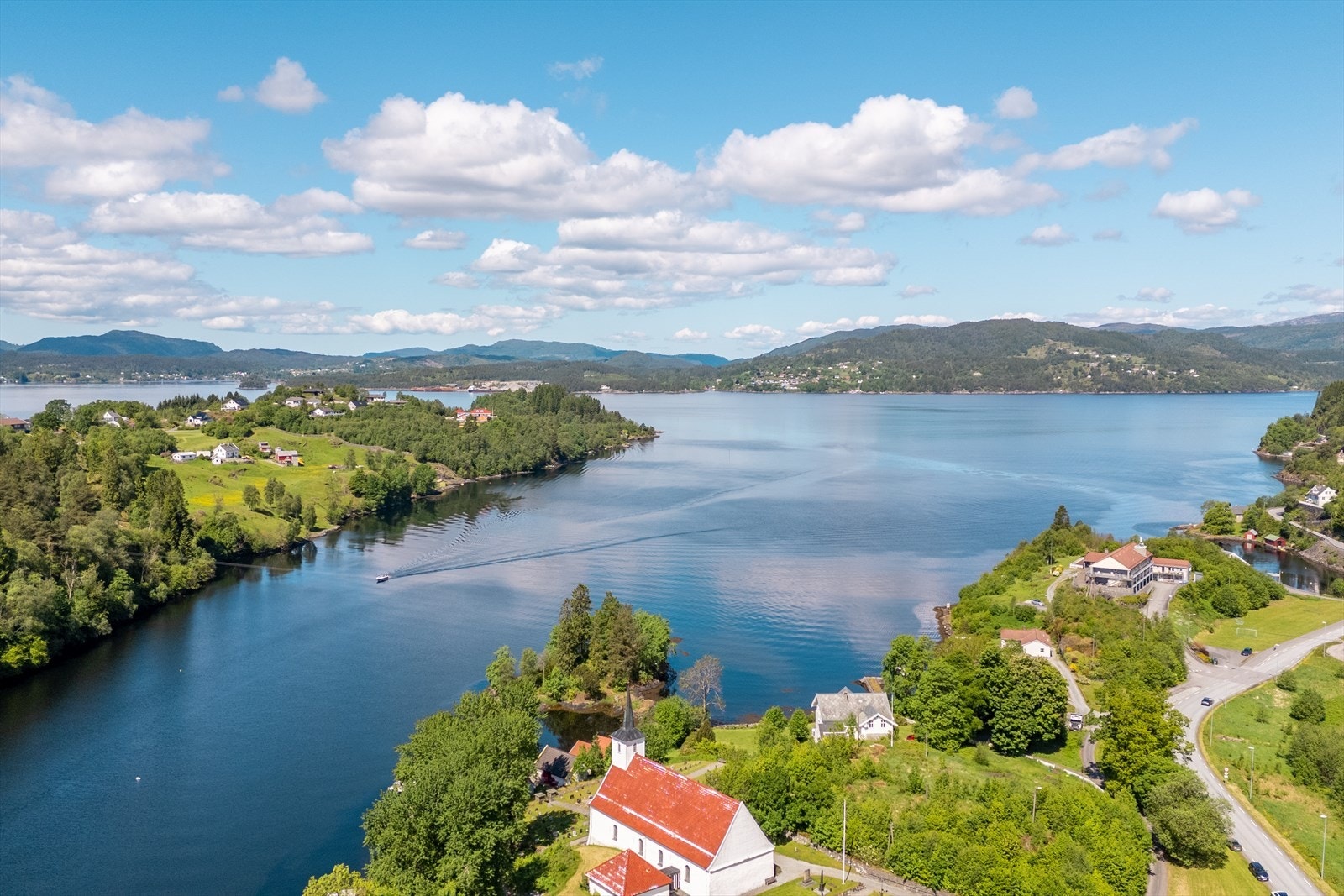 Dronebilde over utløpet av Mjøsvågen og over Osterfjorden med Eknes og Eikangervåg i Alver kommune i bakkant Galleribilde