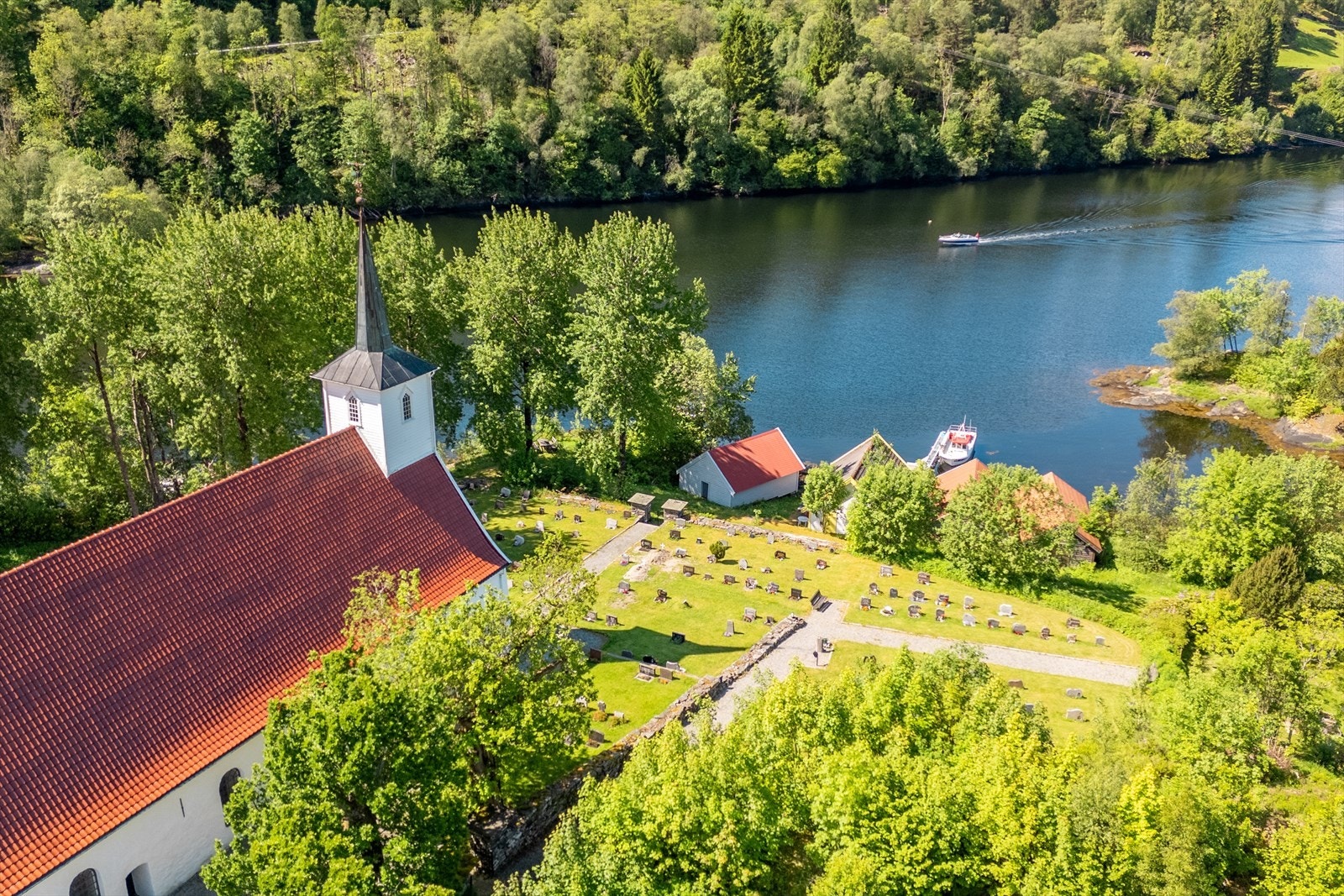 Hosanger/Mjøsvågen omtales ofte som en kulturhistorisk perle ved fjorden, med kirken som et spesielt flott skue ved innseilingen til vågen Galleribilde