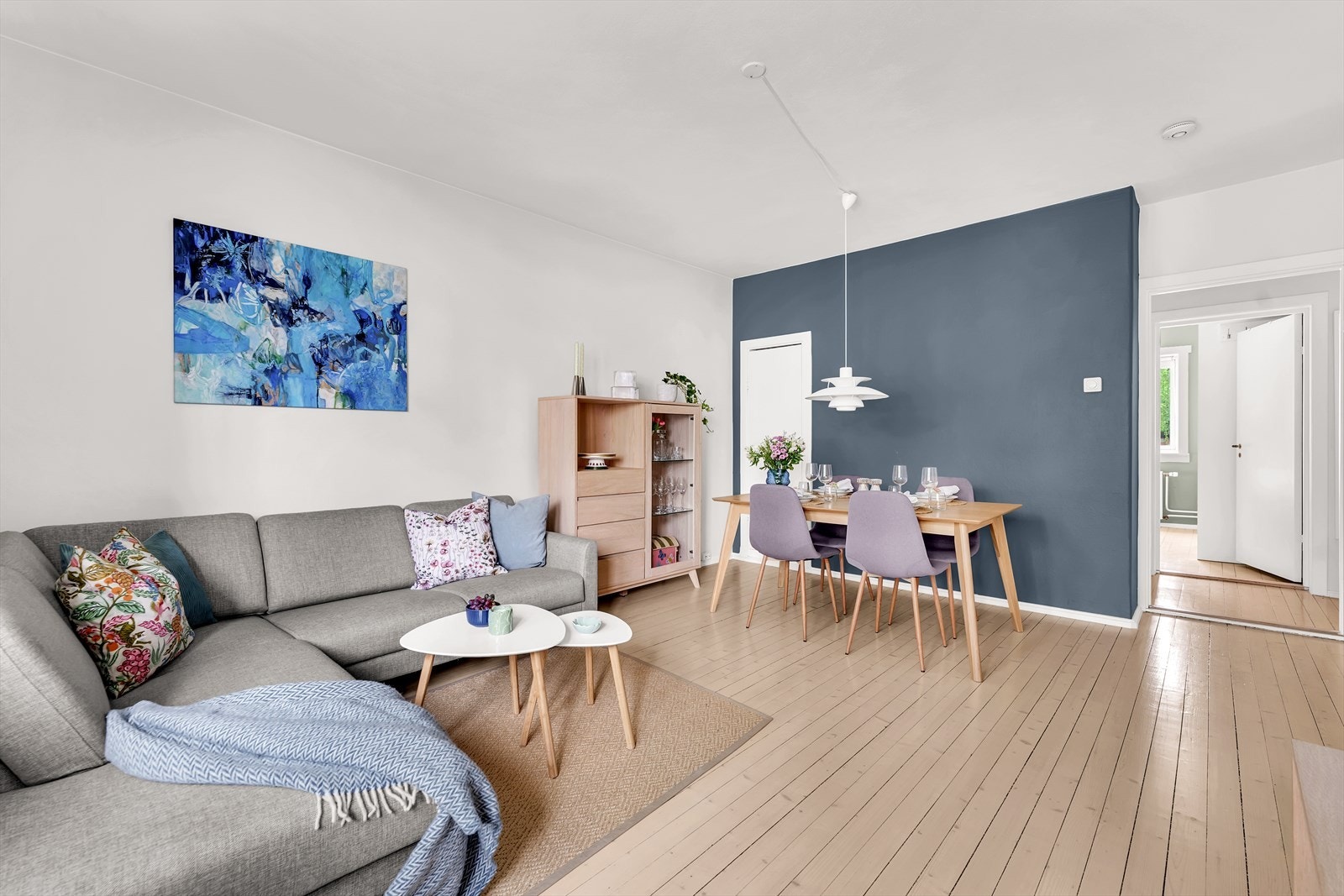 Stuen har en romslig planløsning med flere innredningsmuligheter, samt rikelig med gode oppbevaringsløsninger. Galleribilde