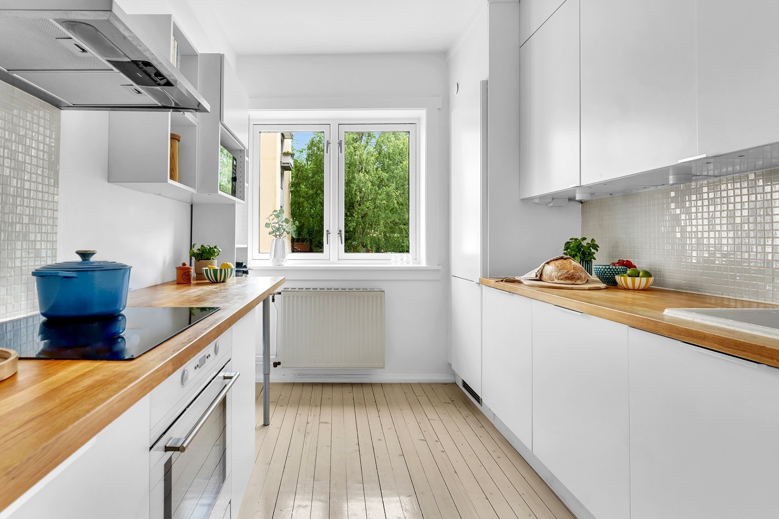 Dette er en lys og delikat 2-romsleilighet med separat kjøkken og gjennomgående planløsning. Galleribilde