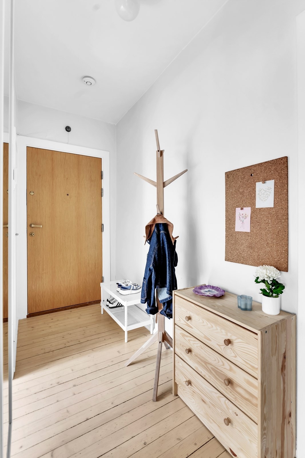 Her er det god plass til å henge fra seg yttertøy Galleribilde