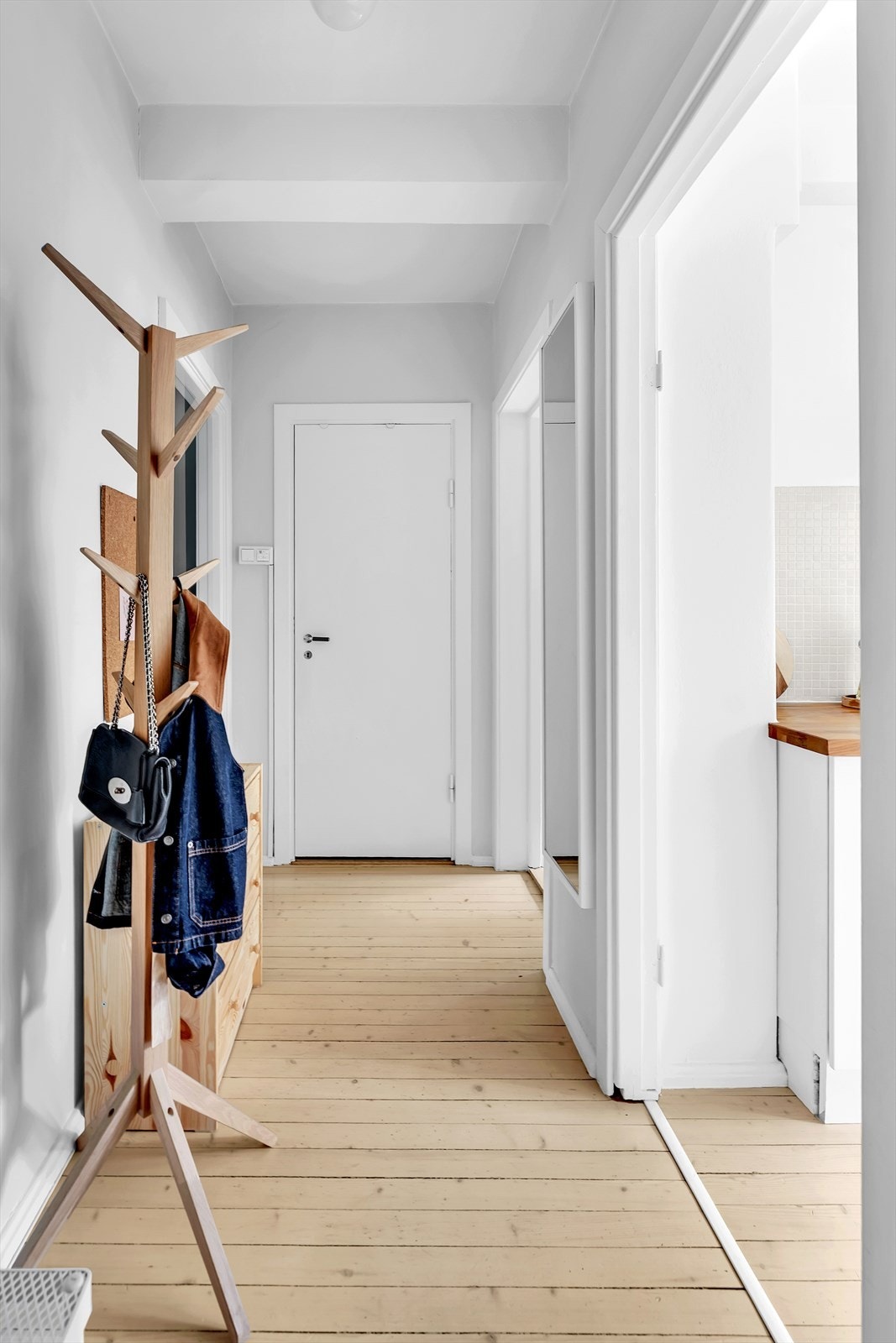 Vel inne ankommer du en lys og innbydende entré som er et fint første møte med leiligheten Galleribilde