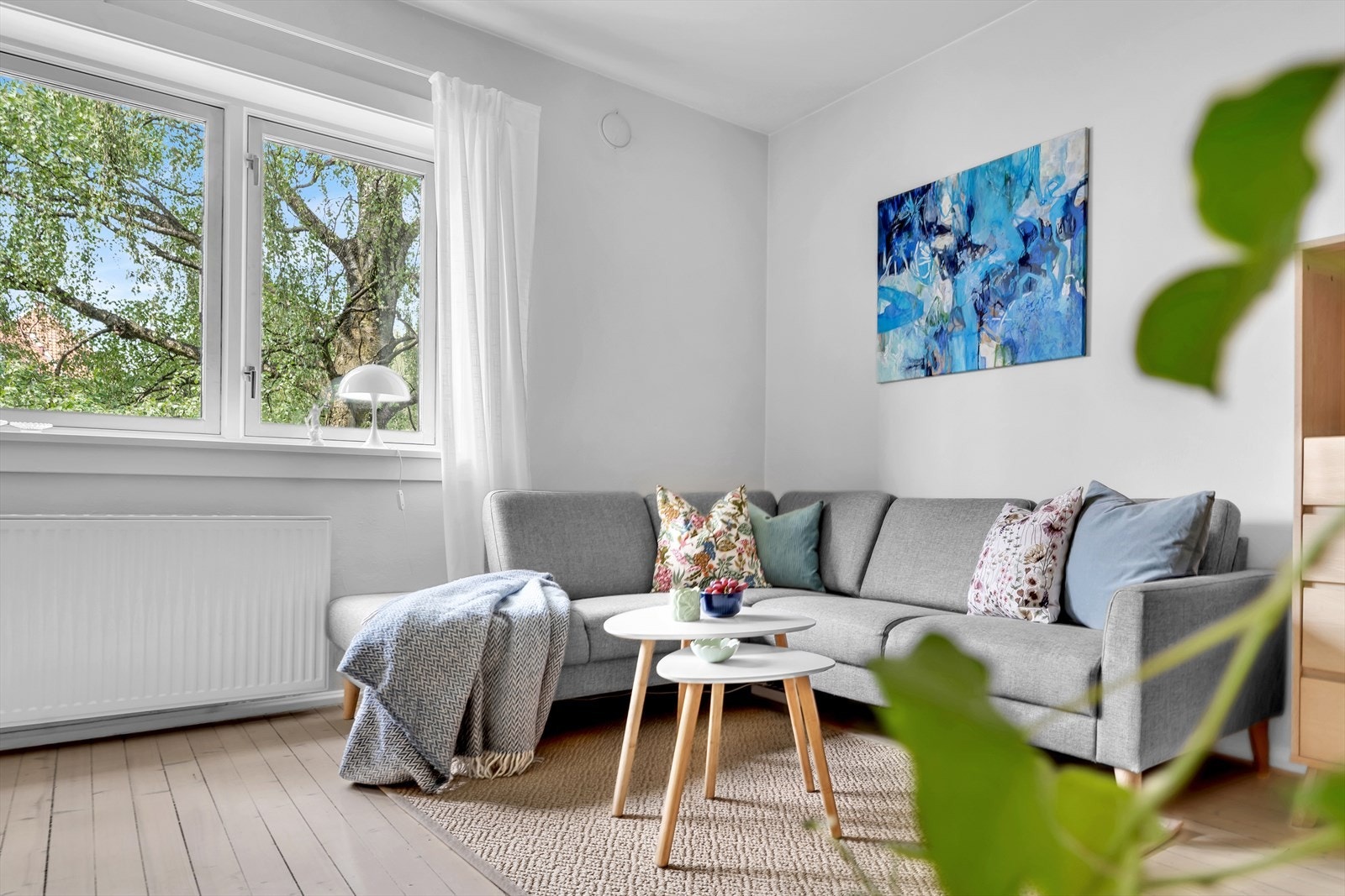 God plass til sofagruppe, spisebord og tilhørende møblement Galleribilde