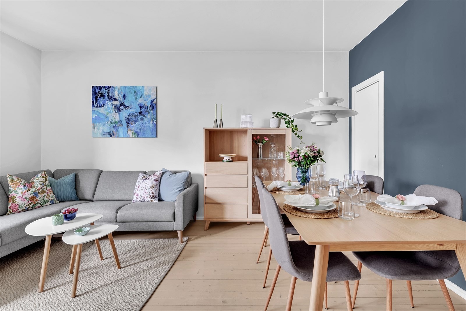 Det er god plass til å invitere til sosiale sammenkomster rundt spisebordet Galleribilde