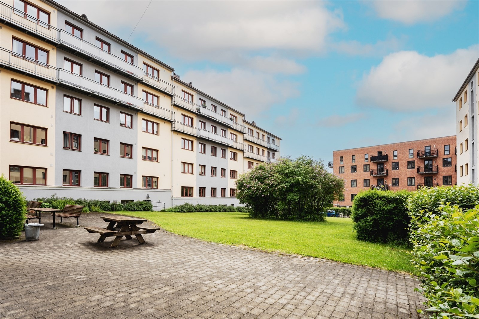 Borettslaget har en koselig bakgård med grønne fellesarealer og sittegrupper Galleribilde