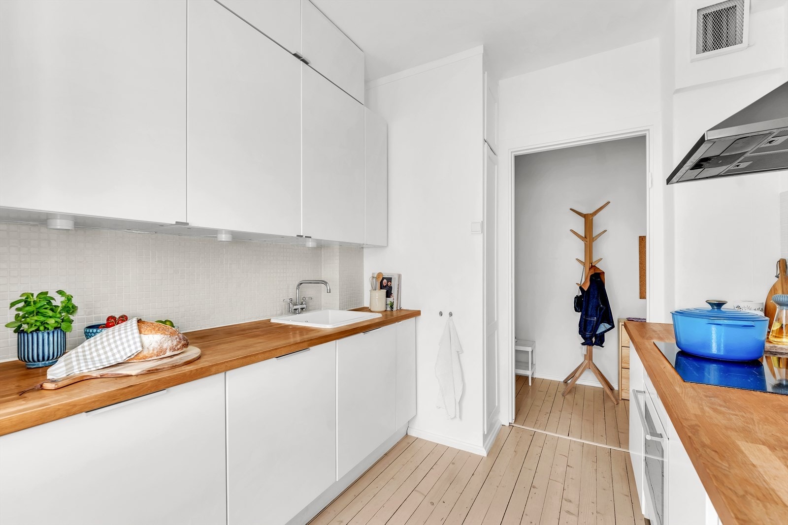 Lys kjøkkeninnredning og benkeplate i tre Galleribilde